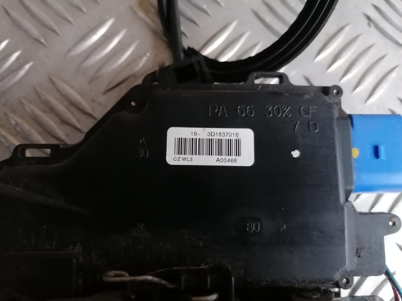 Priekšējo labo durvju slēdzene priekš ŠKODA OCTAVIA 2006 4 Priekšējo labo durvju slēdzene priekš ŠKODA OCTAVIA 2006