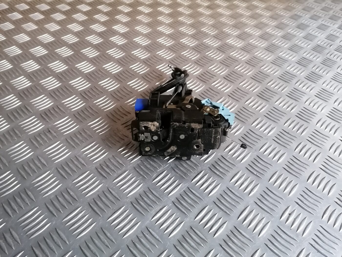 Priekšējo labo durvju slēdzene priekš ŠKODA OCTAVIA 2006 2 Priekšējo labo durvju slēdzene priekš ŠKODA OCTAVIA 2006