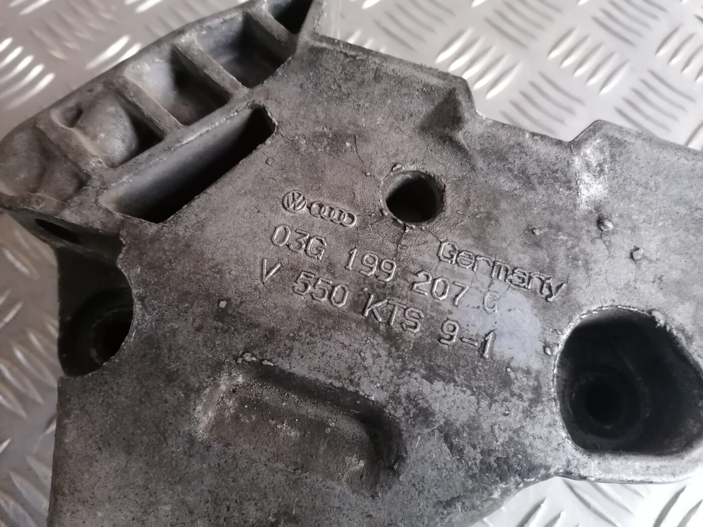 Dzinēja kronšteins priekš ŠKODA OCTAVIA 2006