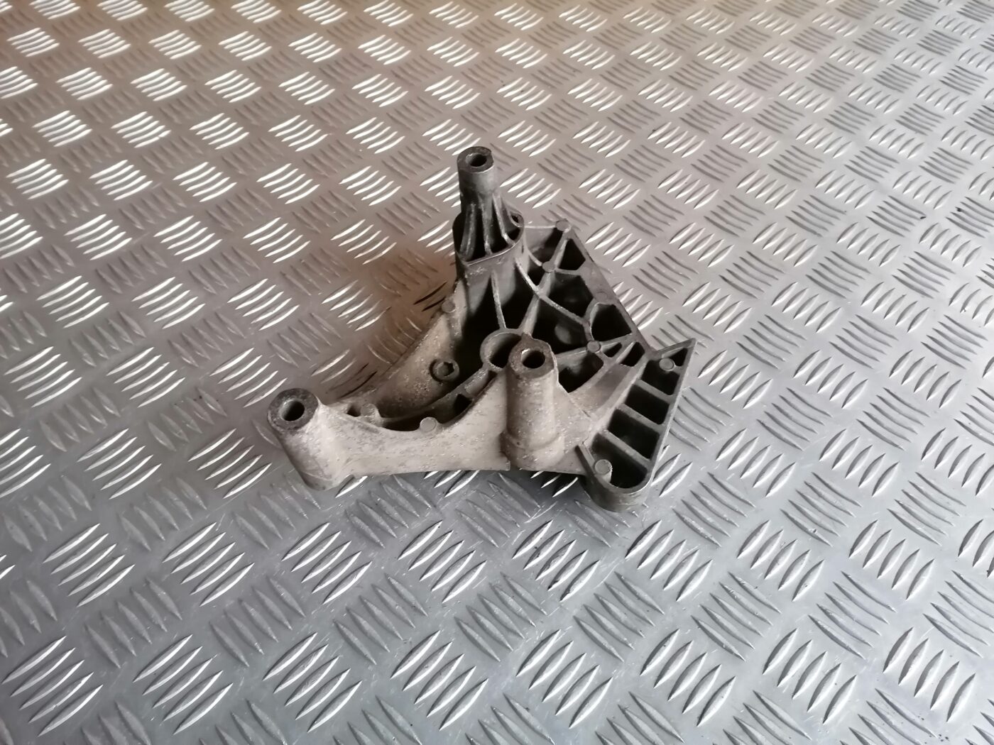 Dzinēja kronšteins priekš ŠKODA OCTAVIA 2006