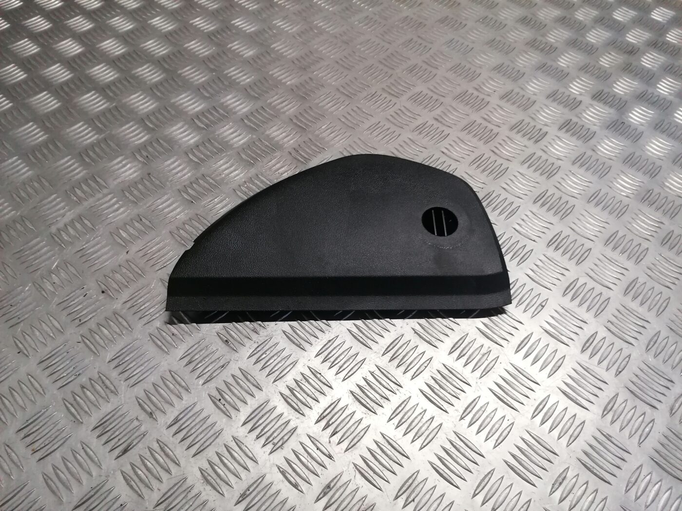 Mērinstrumentu paneļa sānu apdare priekš ŠKODA OCTAVIA 2006 1 Mērinstrumentu paneļa sānu apdare priekš ŠKODA OCTAVIA 2006