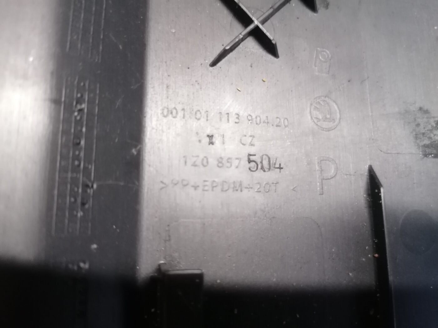 Mērinstrumentu paneļa sānu apdare priekš ŠKODA OCTAVIA 2006 3 Mērinstrumentu paneļa sānu apdare priekš ŠKODA OCTAVIA 2006