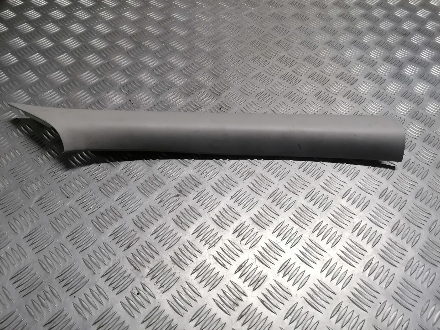 Priekšējas salona statnes apdare priekš ŠKODA OCTAVIA 2006 1 Priekšējas salona statnes apdare priekš ŠKODA OCTAVIA 2006