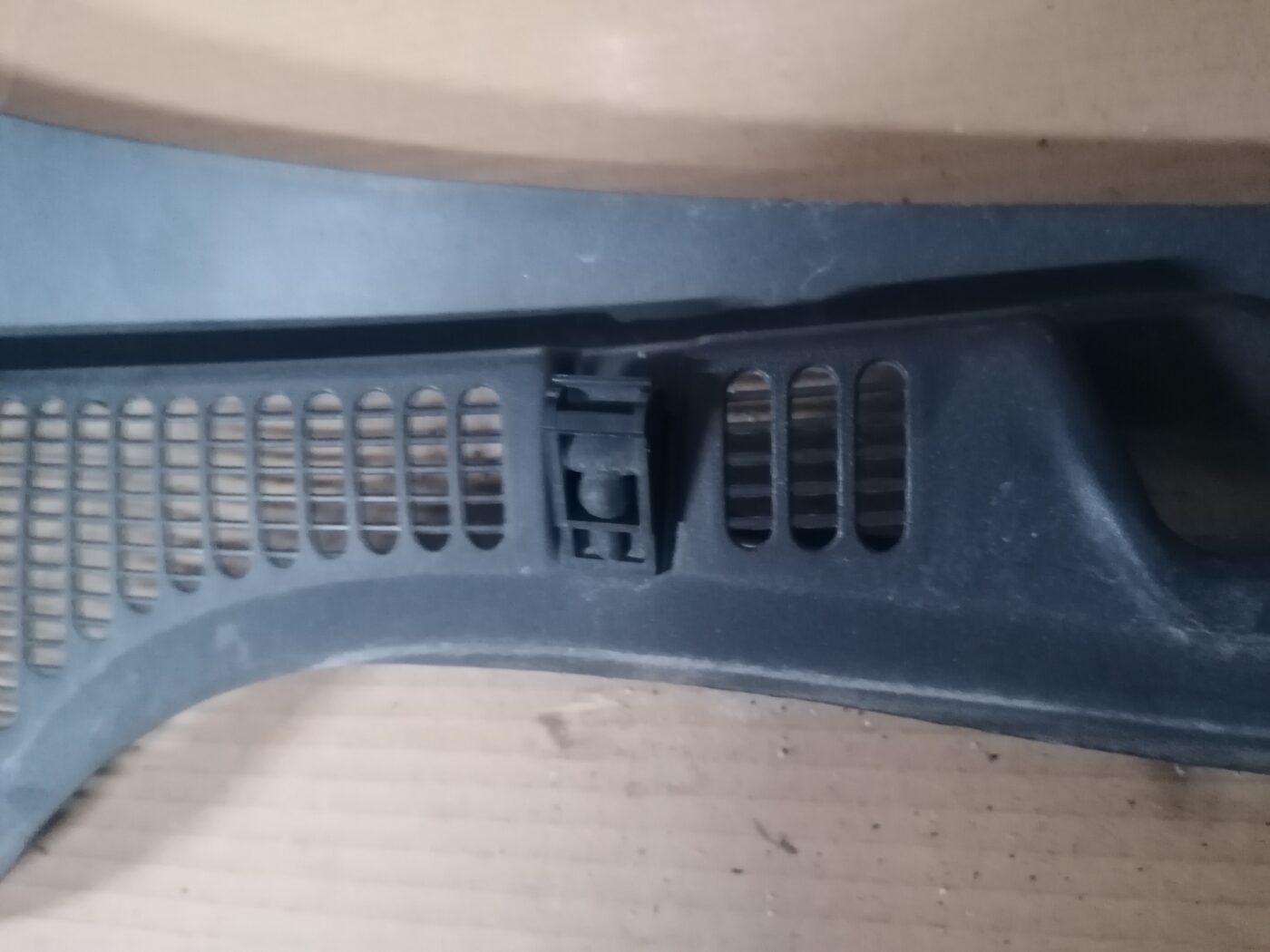 Vējstikla uzlikas (deflektora) režģis priekš ŠKODA OCTAVIA 2006