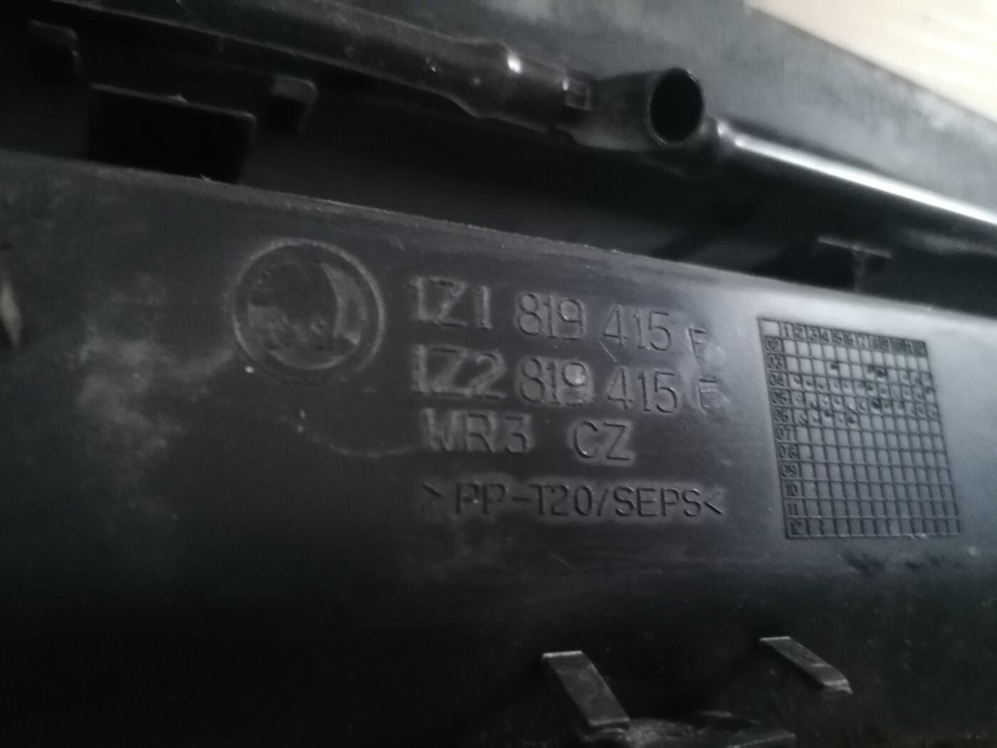 Vējstikla uzlikas (deflektora) režģis priekš ŠKODA OCTAVIA 2006