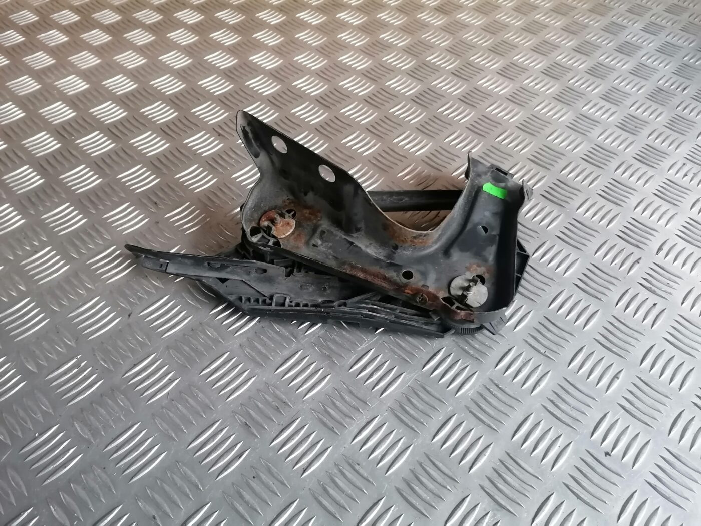 Priekšēja luktura kronšteins priekš ŠKODA OCTAVIA 2006