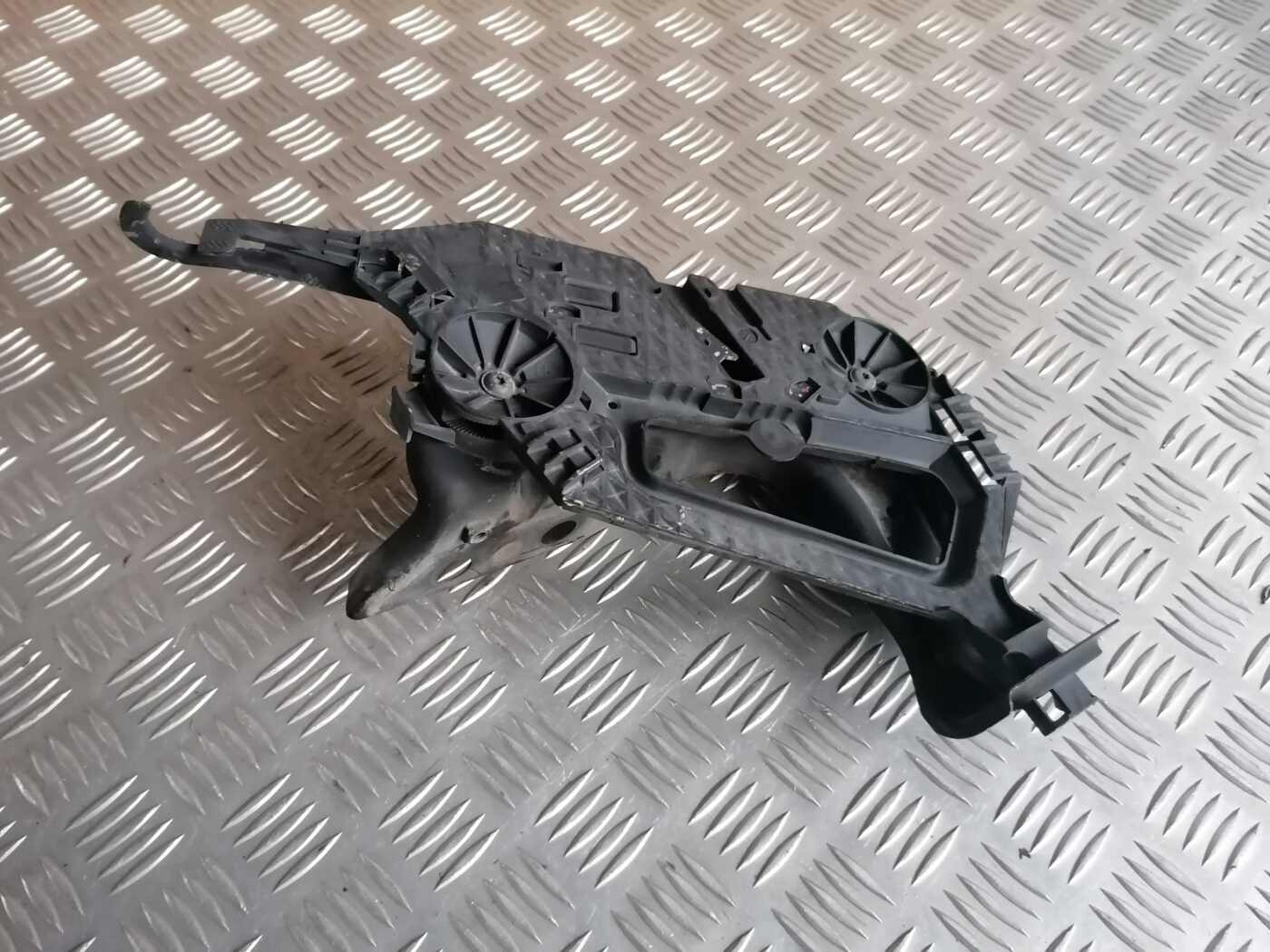 Priekšēja luktura kronšteins priekš ŠKODA OCTAVIA 2006