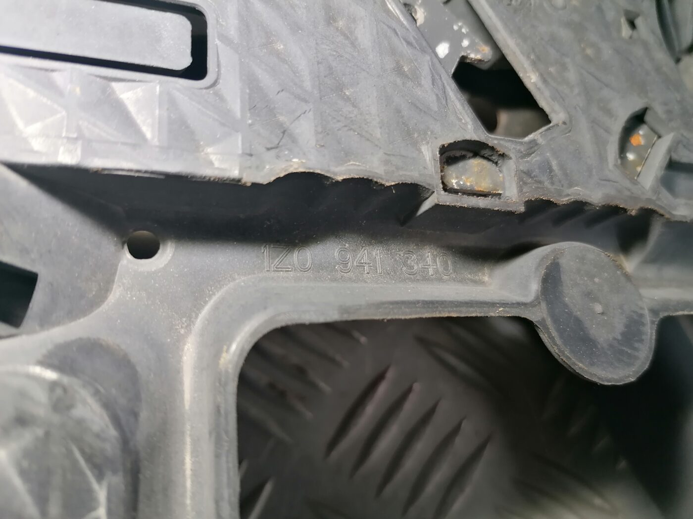 Priekšēja luktura kronšteins priekš ŠKODA OCTAVIA 2006