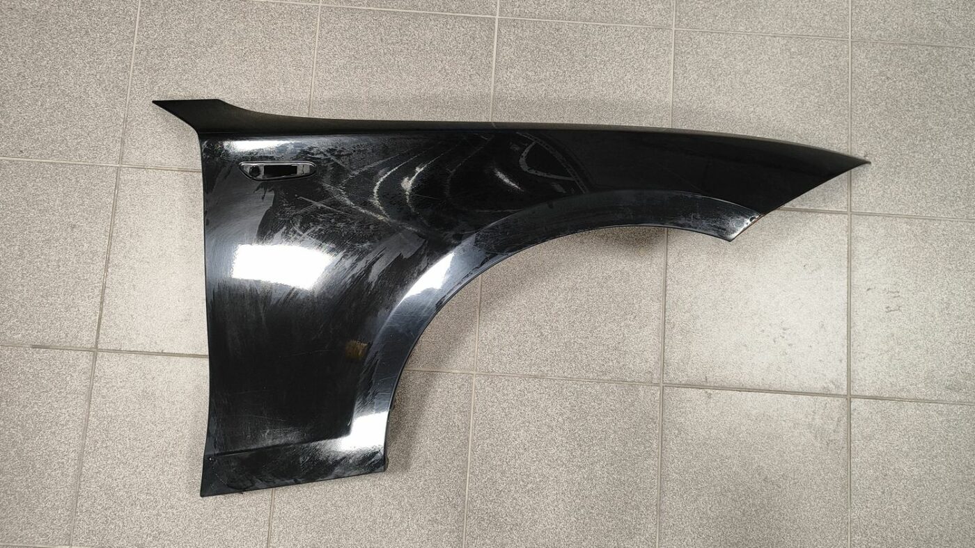 Priekšējais labais spārns priekš BMW 123 E87 2008 BLACK 3 Priekšējais labais spārns priekš BMW 123 E87 2008 BLACK