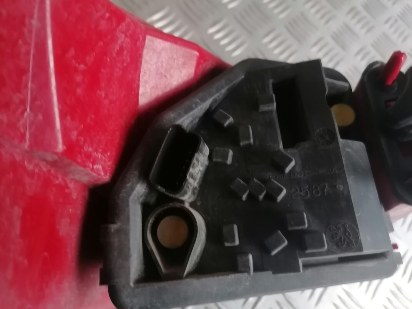 Aizmugurējais labais lukturis priekš PEUGEOT 607 2010