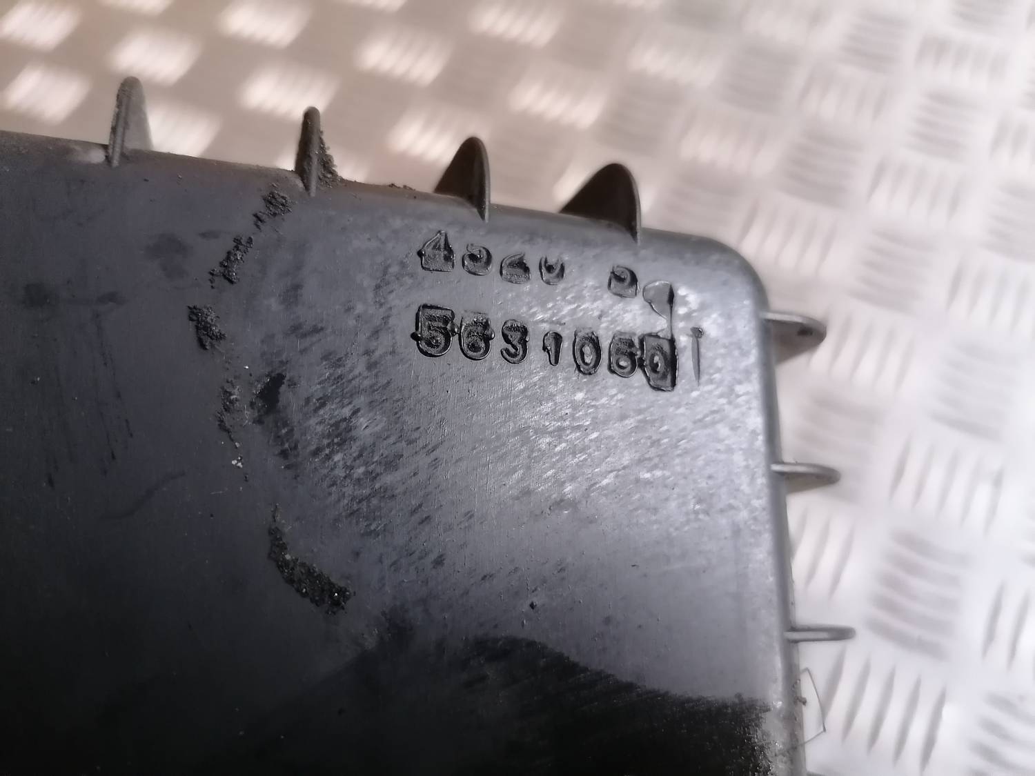 Gaisa filtra korpuss priekš PEUGEOT 607 2010 4 Gaisa filtra korpuss priekš PEUGEOT 607 2010