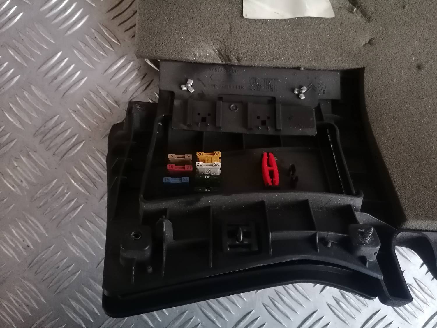 Mērinstrumentu paneļa apakšēja apdare priekš PEUGEOT 607 2010 3 Mērinstrumentu paneļa apakšēja apdare priekš PEUGEOT 607 2010