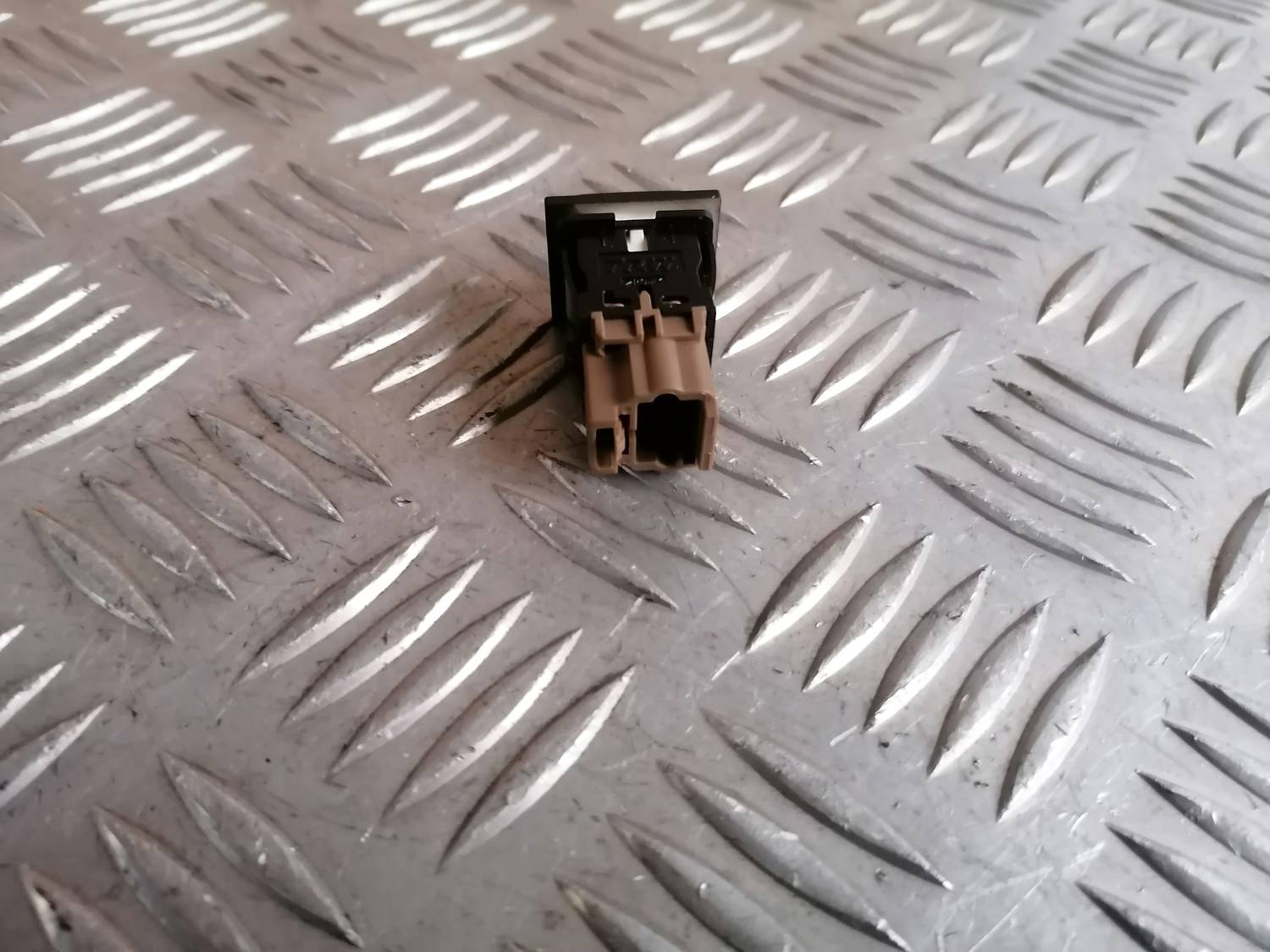 Parkošanās devēju poga priekš PEUGEOT 607 2010 2 Parkošanās devēju poga priekš PEUGEOT 607 2010