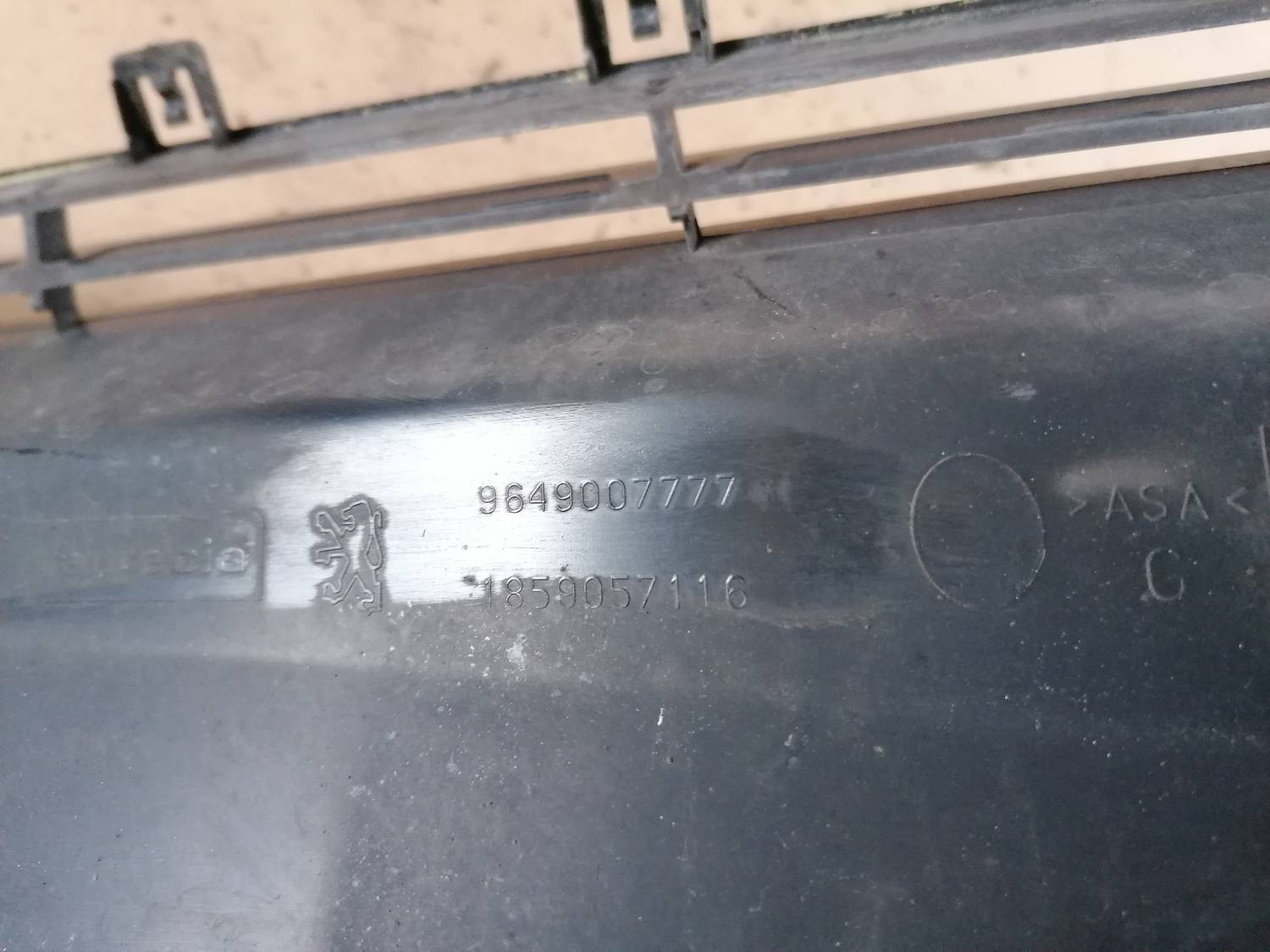 Radiatoru augšēja uzlika priekš PEUGEOT 607 2010 3 Radiatoru augšēja uzlika priekš PEUGEOT 607 2010