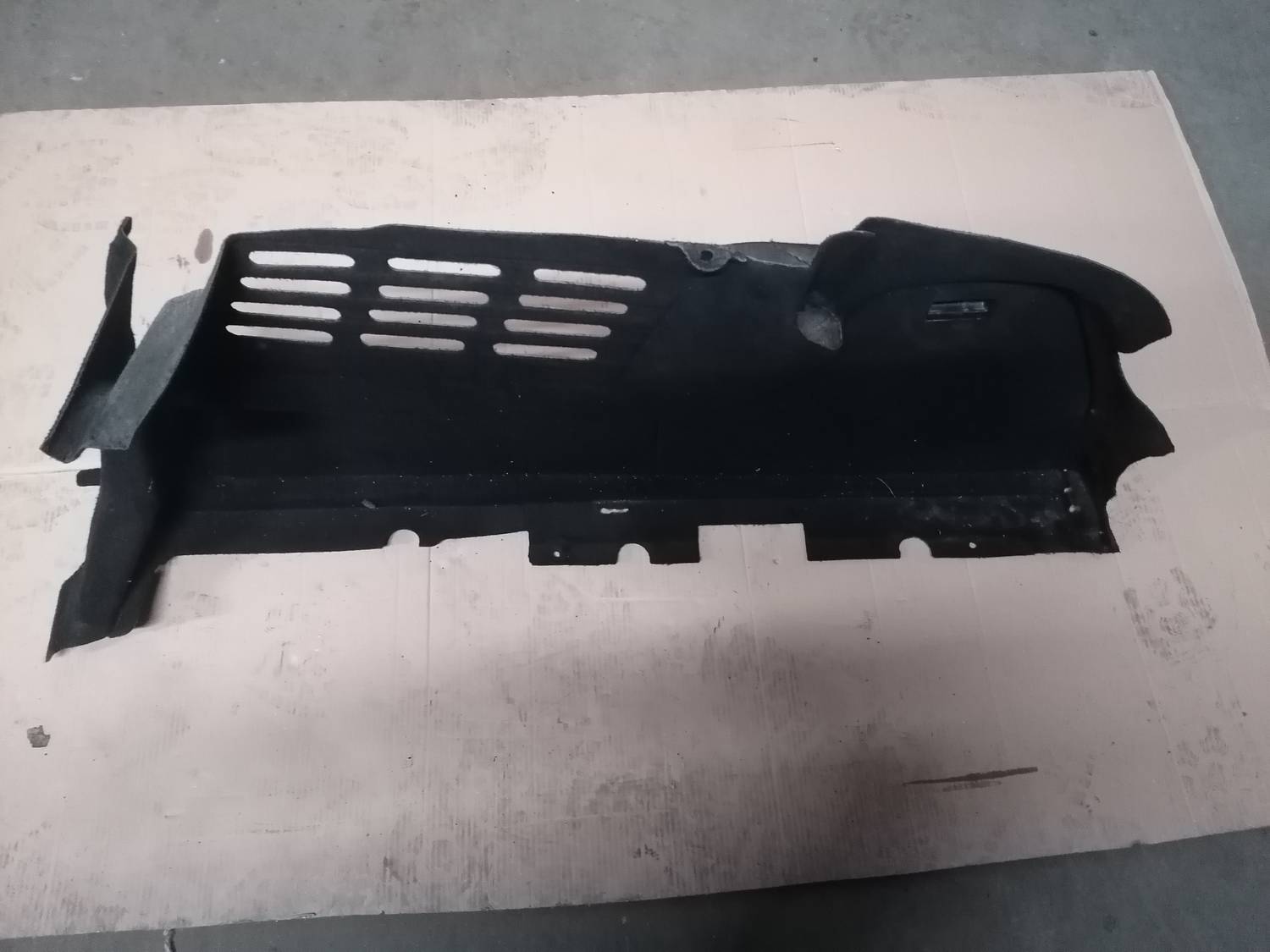 Bagāžnieka nodalījuma sānu apdare priekš PEUGEOT 607 2010