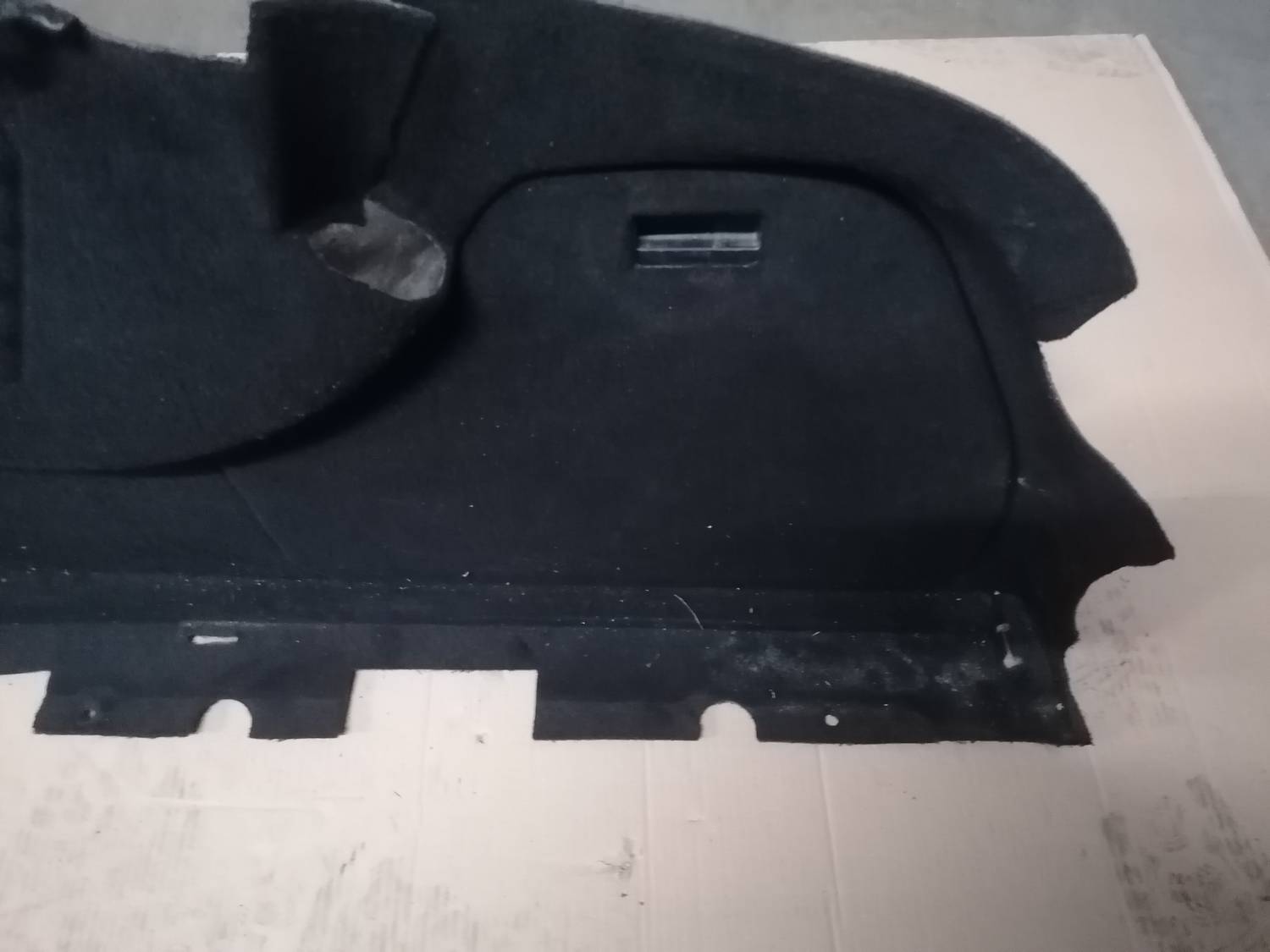 Bagāžnieka nodalījuma sānu apdare priekš PEUGEOT 607 2010