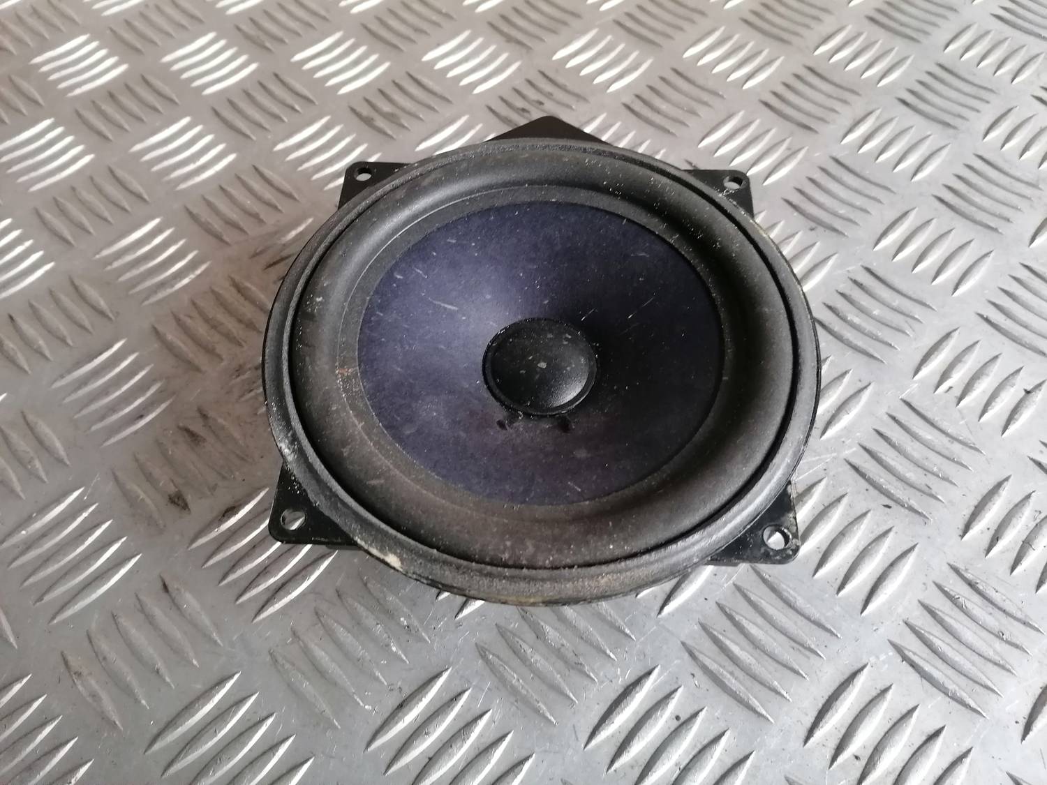 Durvju skaļrunis, apakšā priekš VW PHAETON 2003 2 Durvju skaļrunis, apakšā priekš VW PHAETON 2003