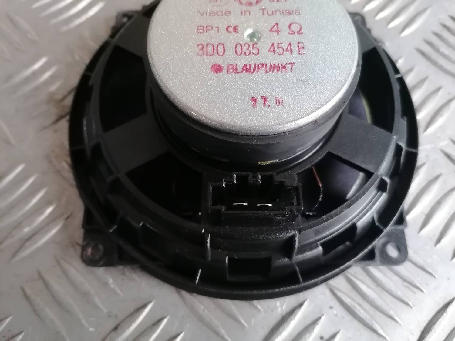 Durvju skaļrunis, apakšā priekš VW PHAETON 2003 4 Durvju skaļrunis, apakšā priekš VW PHAETON 2003