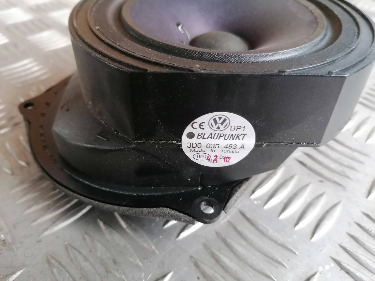 Durvju skaļrunis, apakšā priekš VW PHAETON 2003 4 Durvju skaļrunis, apakšā priekš VW PHAETON 2003