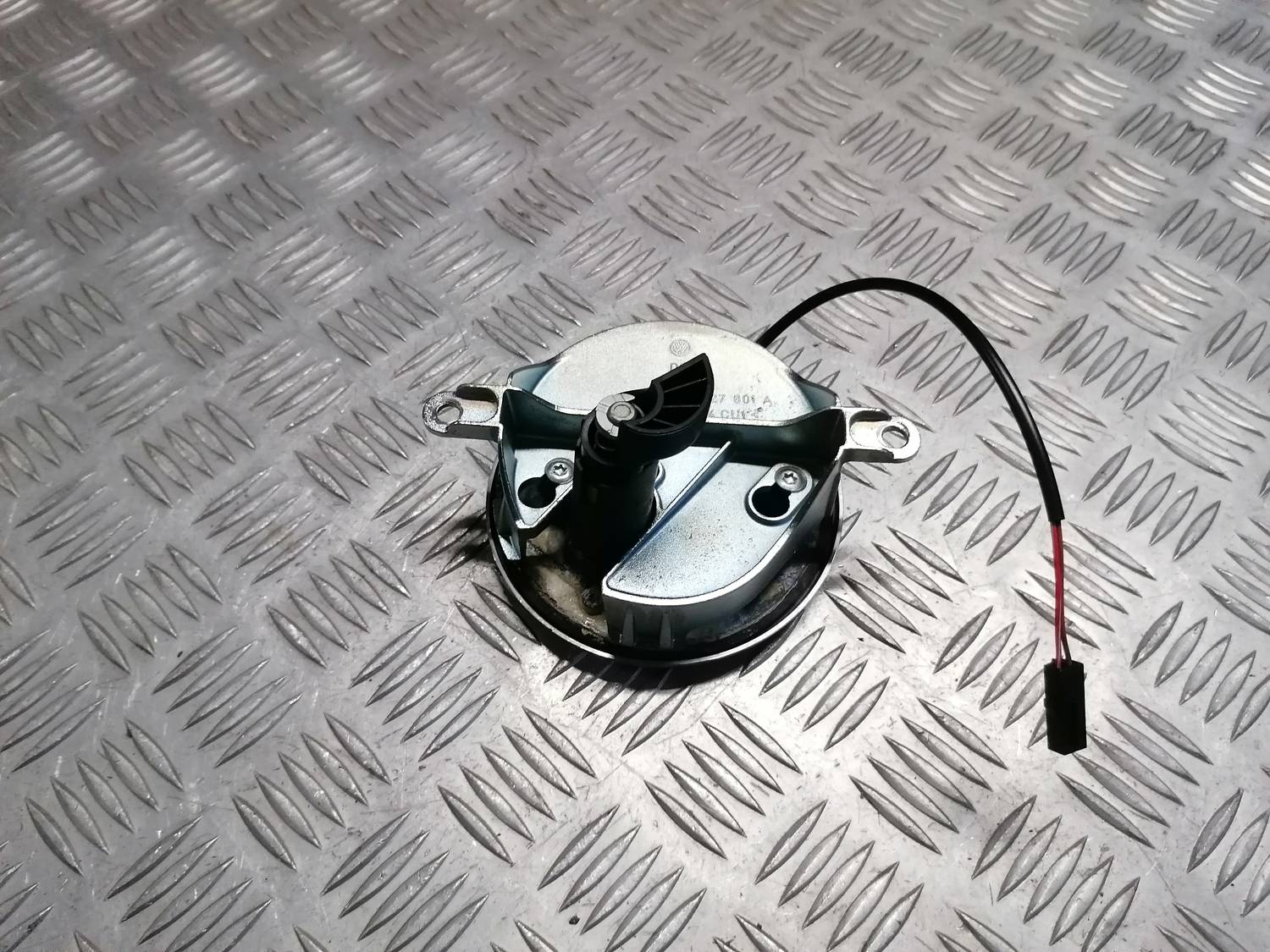 Bagažnieka vāka slēdzenes pogas emblēma priekš VW PHAETON 2003 3 Bagažnieka vāka slēdzenes pogas emblēma priekš VW PHAETON 2003