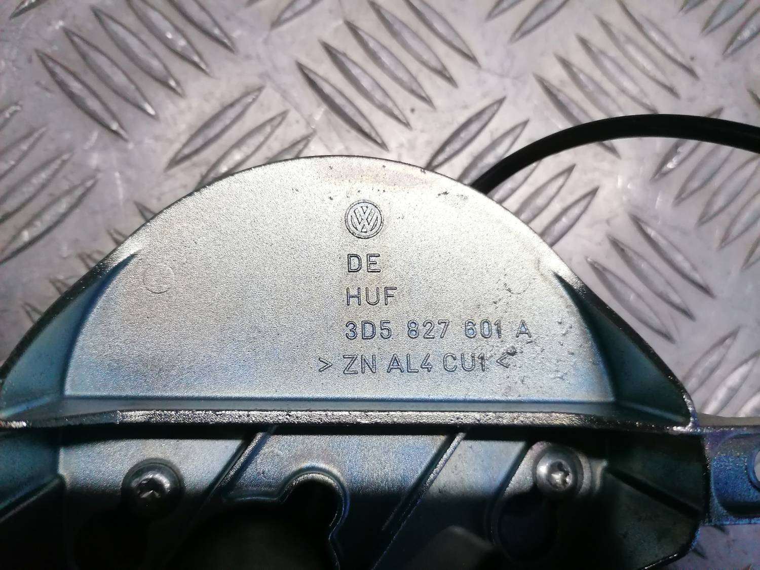 Bagažnieka vāka slēdzenes pogas emblēma priekš VW PHAETON 2003 6 Bagažnieka vāka slēdzenes pogas emblēma priekš VW PHAETON 2003