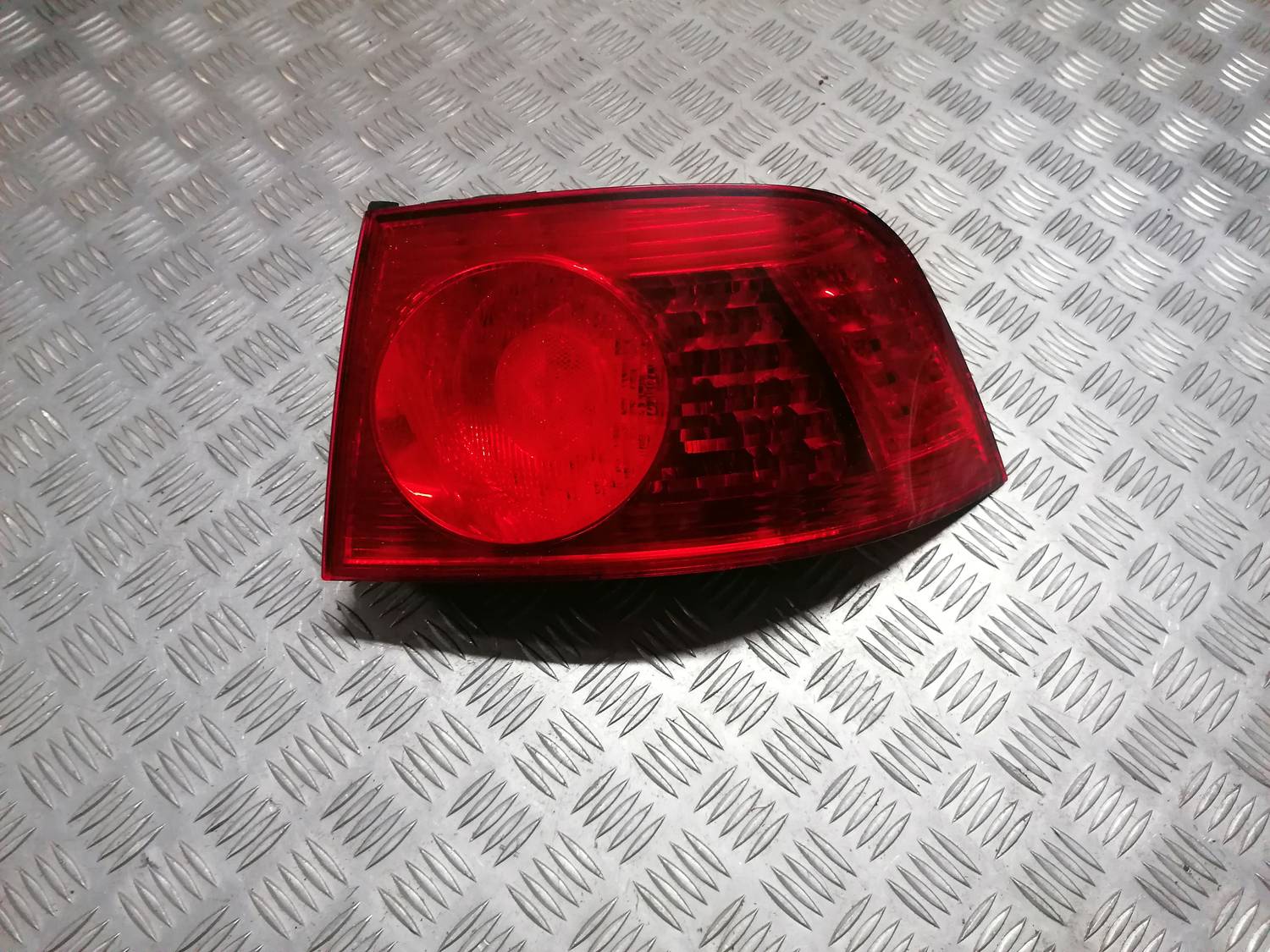 Aizmugurējais labais lukturis priekš VW PHAETON 2003