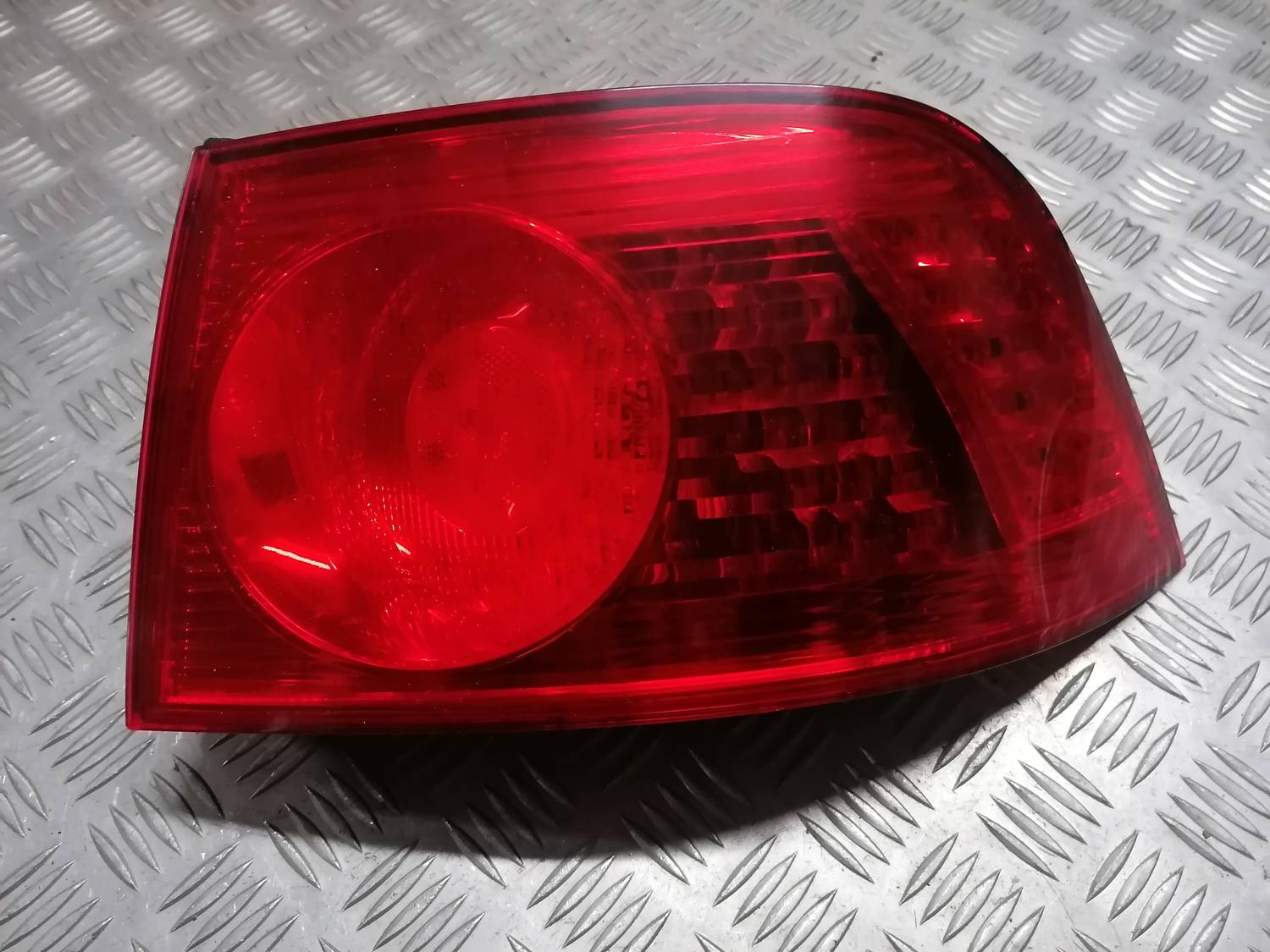 Aizmugurējais labais lukturis priekš VW PHAETON 2003