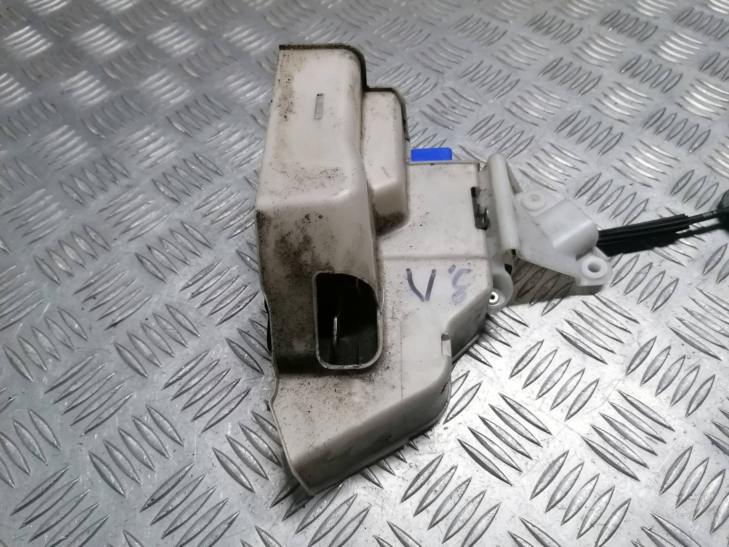 Aizmugurējo kreiso durvju slēdzene priekš VW PHAETON 2003 2 Aizmugurējo kreiso durvju slēdzene priekš VW PHAETON 2003