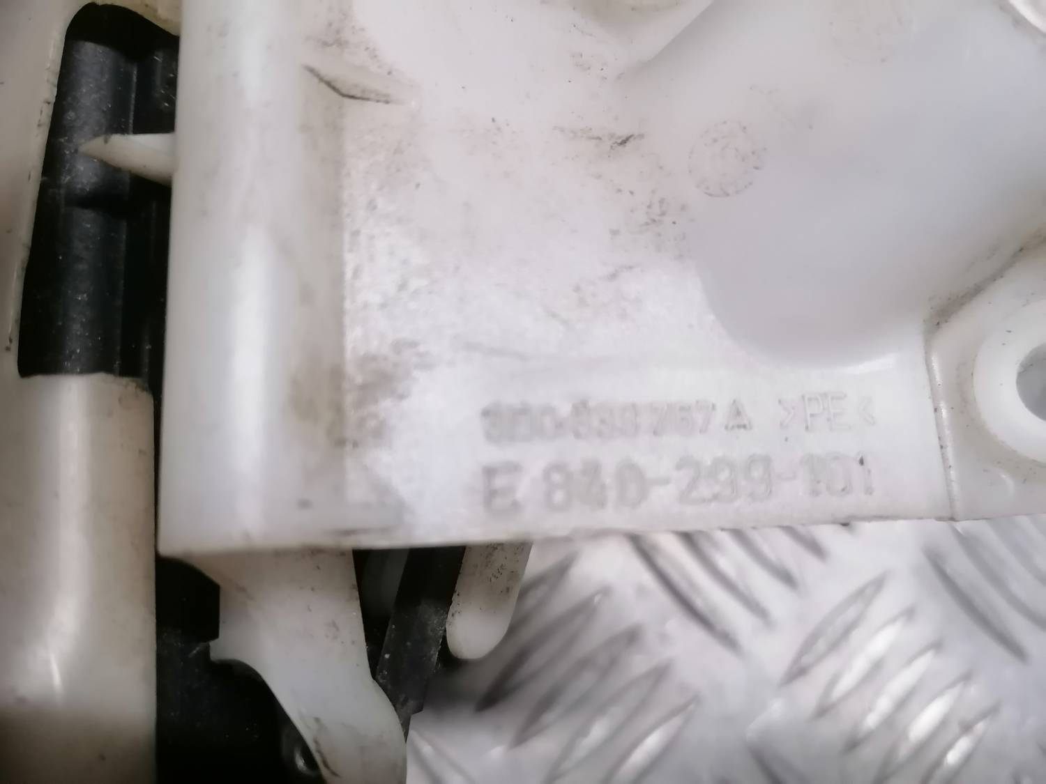 Aizmugurējo kreiso durvju slēdzene priekš VW PHAETON 2003 5 Aizmugurējo kreiso durvju slēdzene priekš VW PHAETON 2003