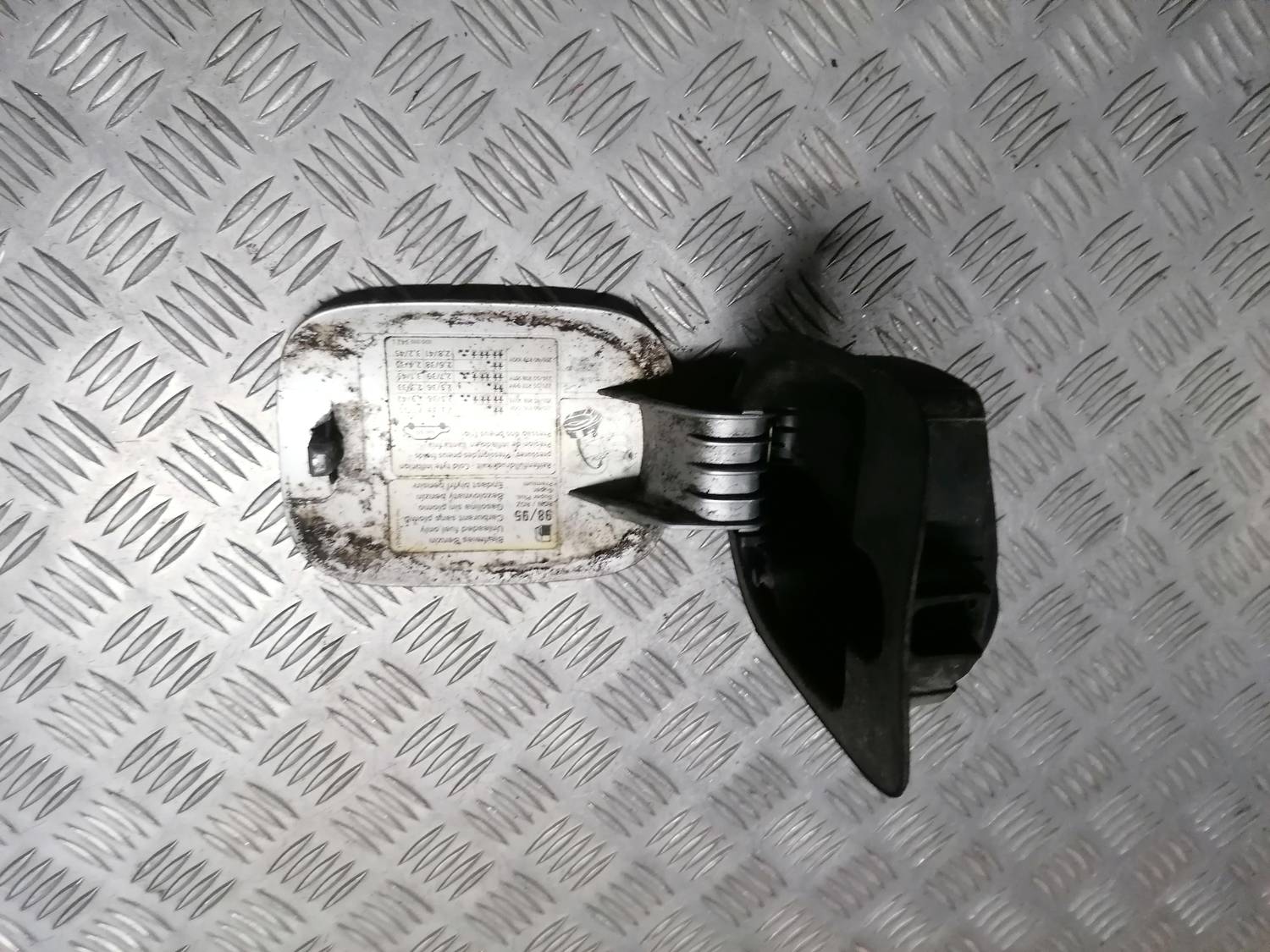 Degvielas tvertnes vāks priekš VW PHAETON 2003 2 Degvielas tvertnes vāks priekš VW PHAETON 2003