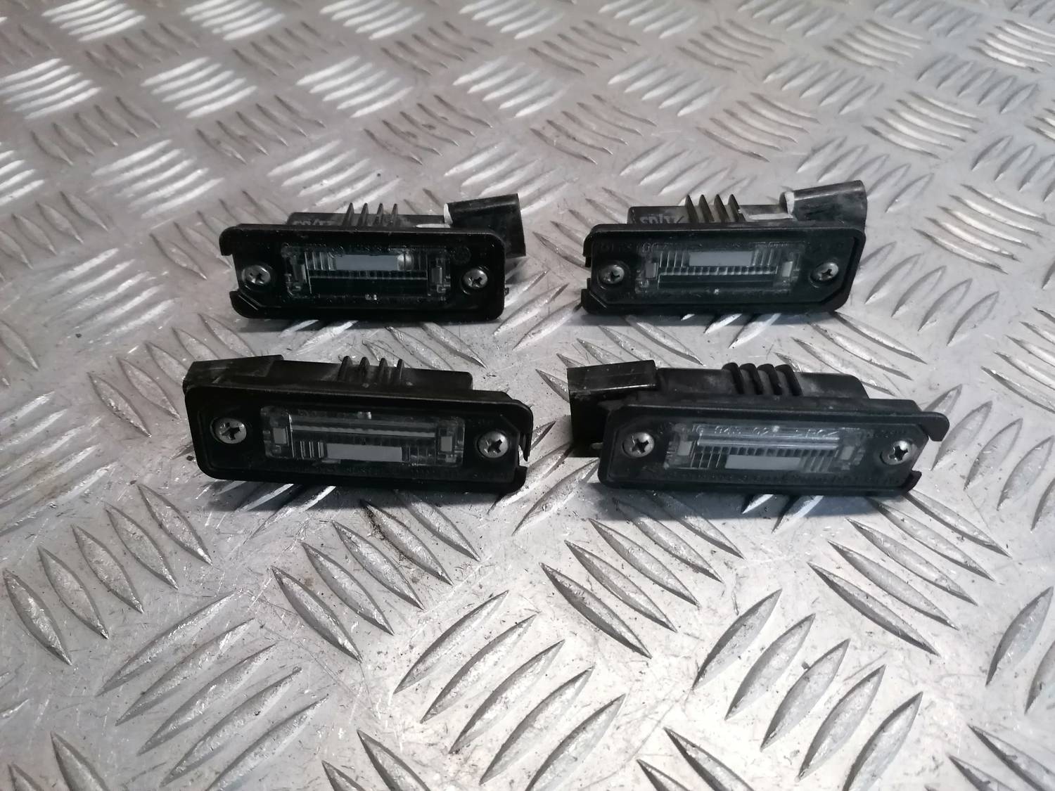 Numura zīmes apgaismojums priekš VW PHAETON 2003