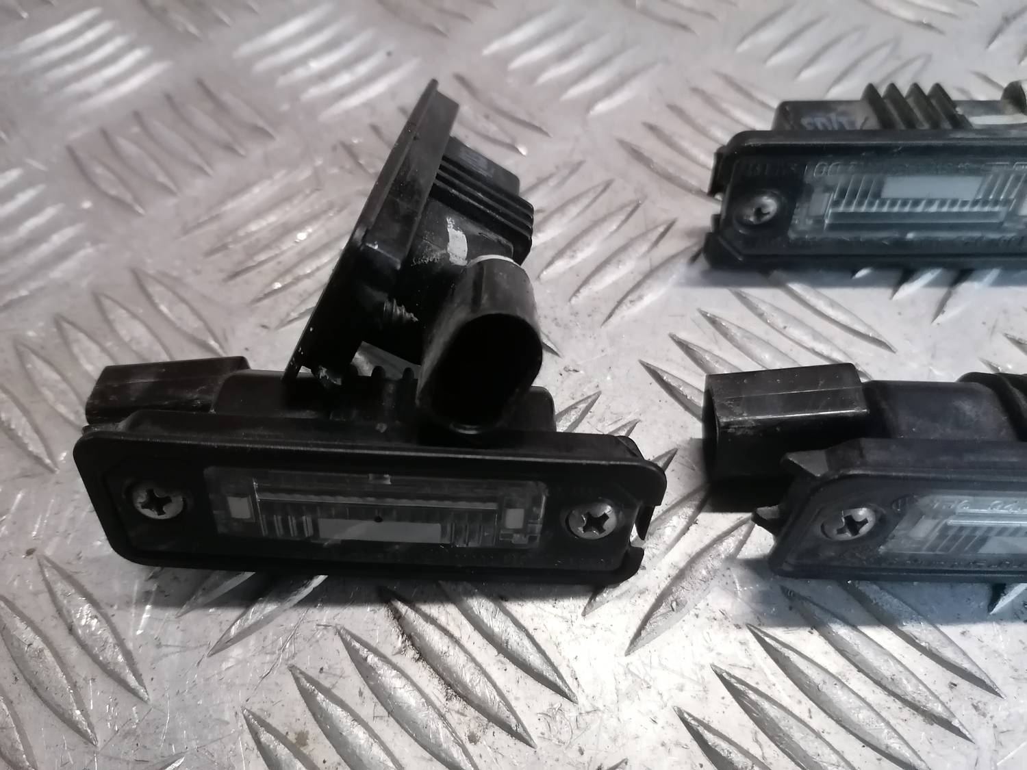 Numura zīmes apgaismojums priekš VW PHAETON 2003