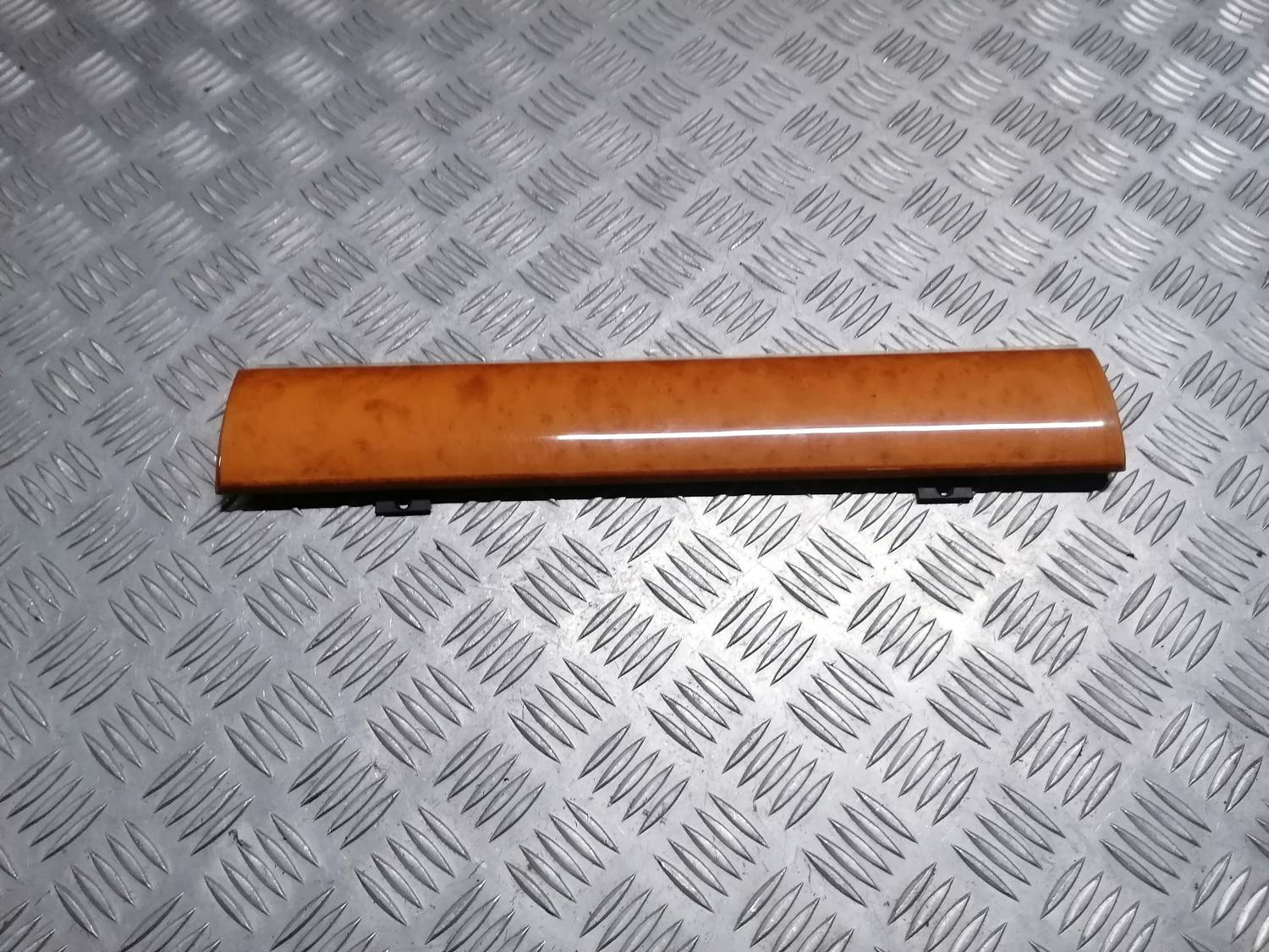 Mērinstrumentu paneļa dekoratīvā uzlika priekš VW PHAETON 2003 1 Mērinstrumentu paneļa dekoratīvā uzlika priekš VW PHAETON 2003