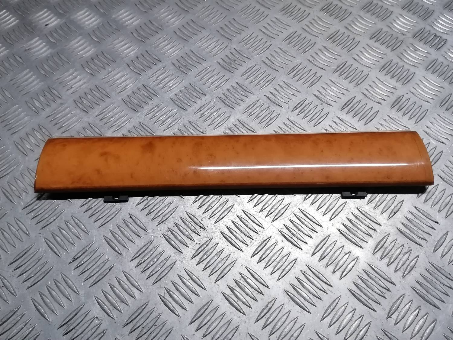 Mērinstrumentu paneļa dekoratīvā uzlika priekš VW PHAETON 2003 2 Mērinstrumentu paneļa dekoratīvā uzlika priekš VW PHAETON 2003