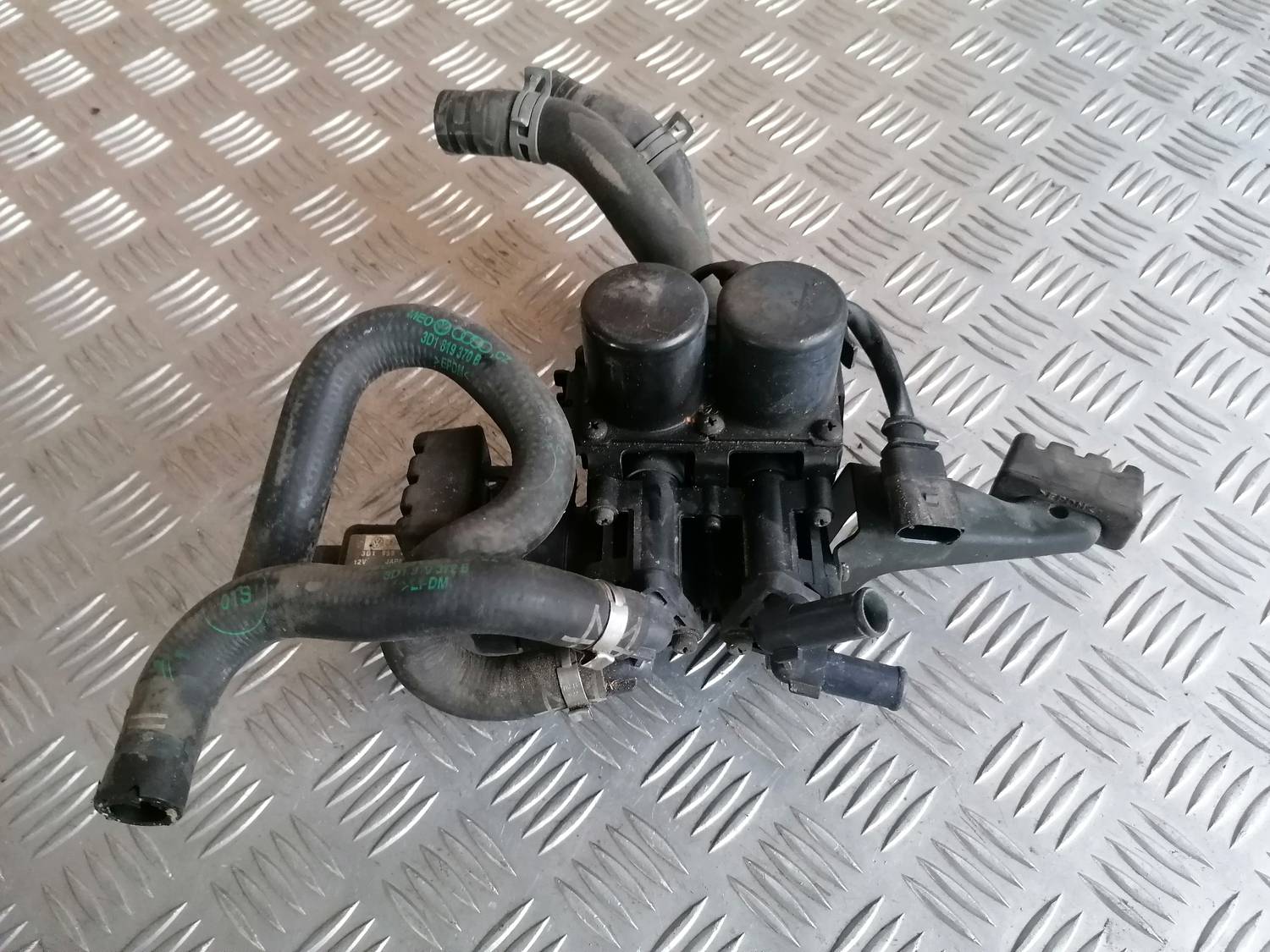 Apsildes radiatora vārsts priekš VW PHAETON 2003 2 Apsildes radiatora vārsts priekš VW PHAETON 2003