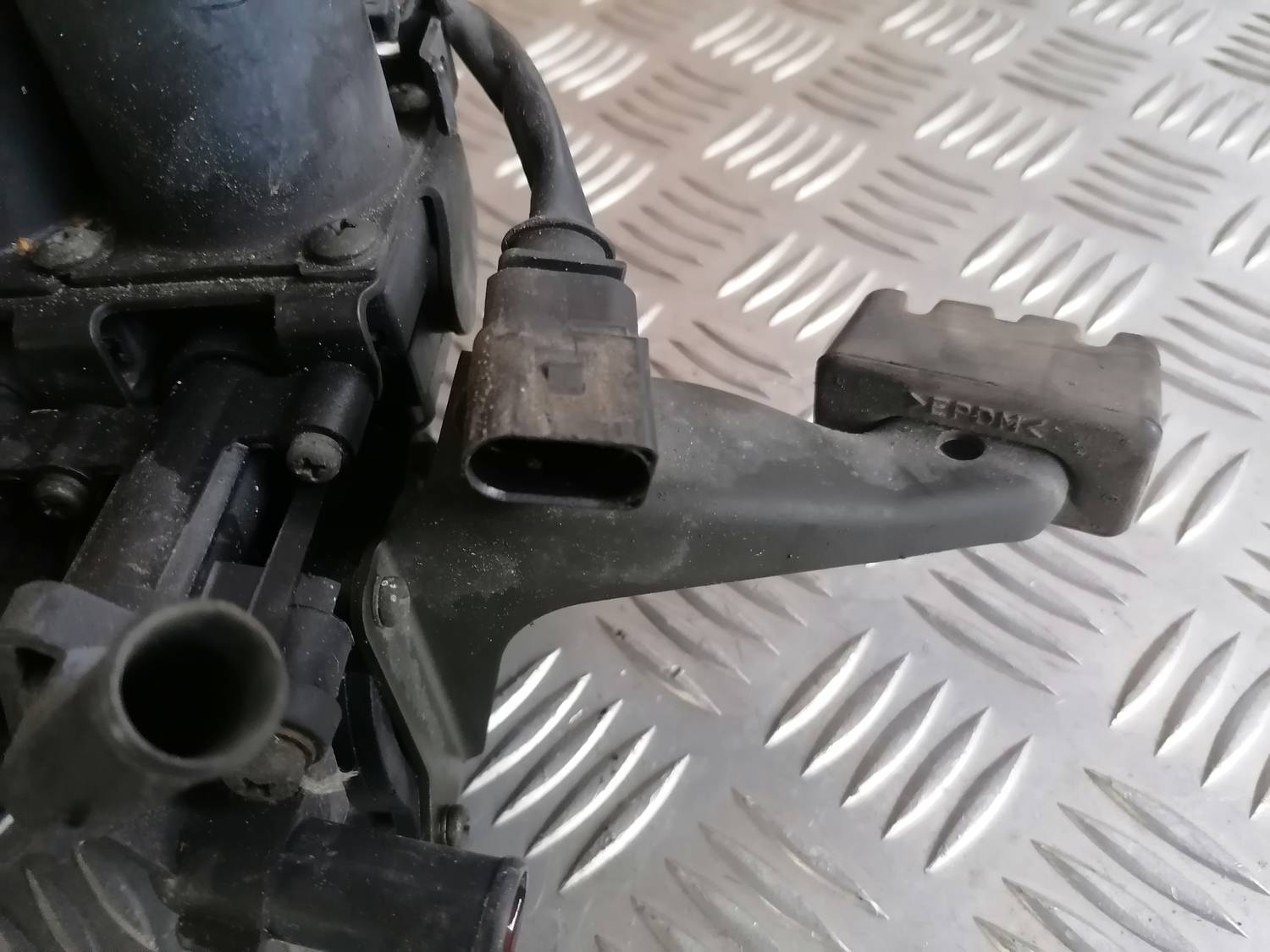 Apsildes radiatora vārsts priekš VW PHAETON 2003 5 Apsildes radiatora vārsts priekš VW PHAETON 2003