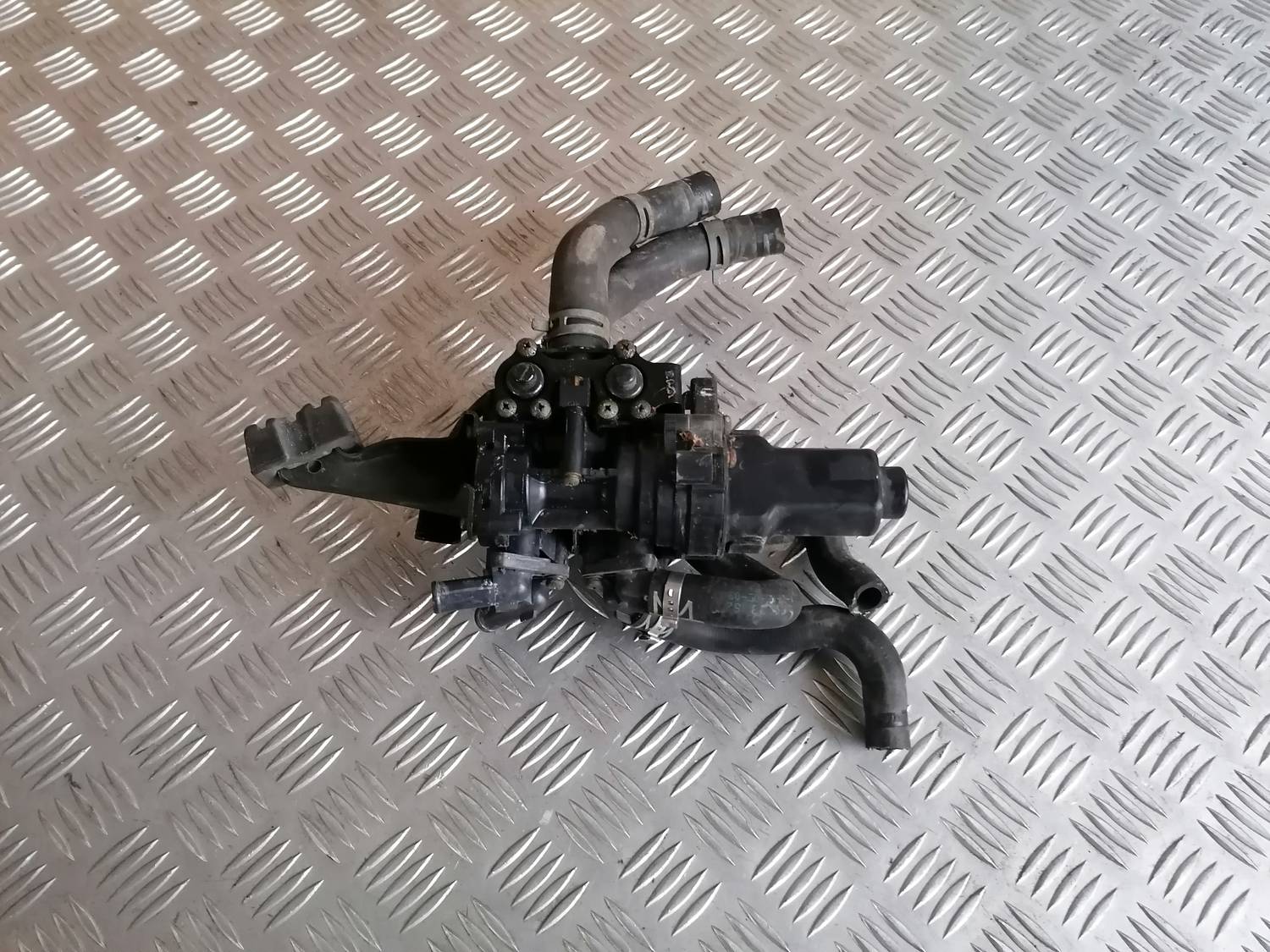 Apsildes radiatora vārsts priekš VW PHAETON 2003 3 Apsildes radiatora vārsts priekš VW PHAETON 2003