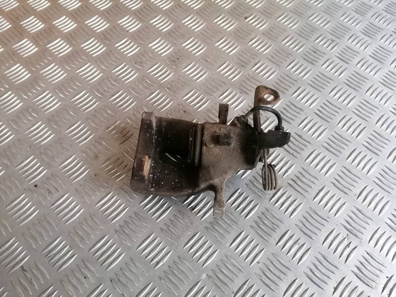 Aizmugurējais labais suports priekš VW PHAETON 2003 3 Aizmugurējais labais suports priekš VW PHAETON 2003