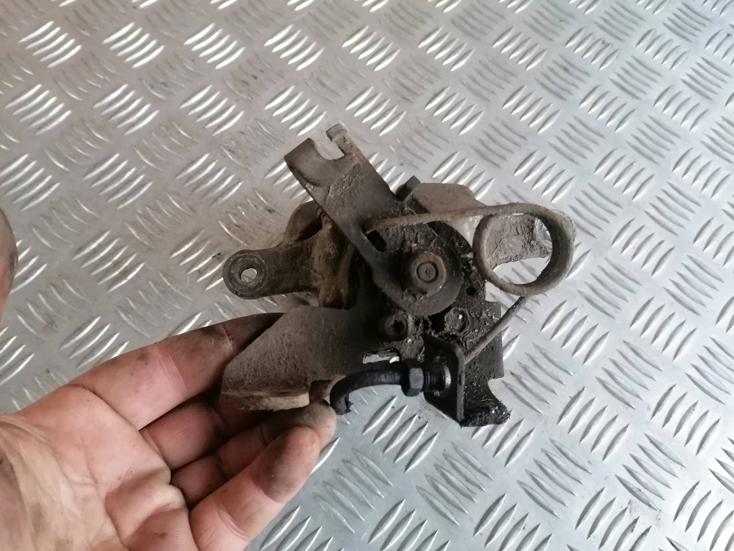 Aizmugurējais labais suports priekš VW PHAETON 2003 4 Aizmugurējais labais suports priekš VW PHAETON 2003