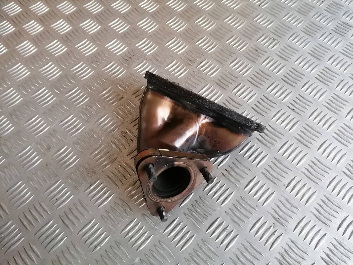 Izplūdes kolektors priekš VW PHAETON 2003 2 Izplūdes kolektors priekš VW PHAETON 2003