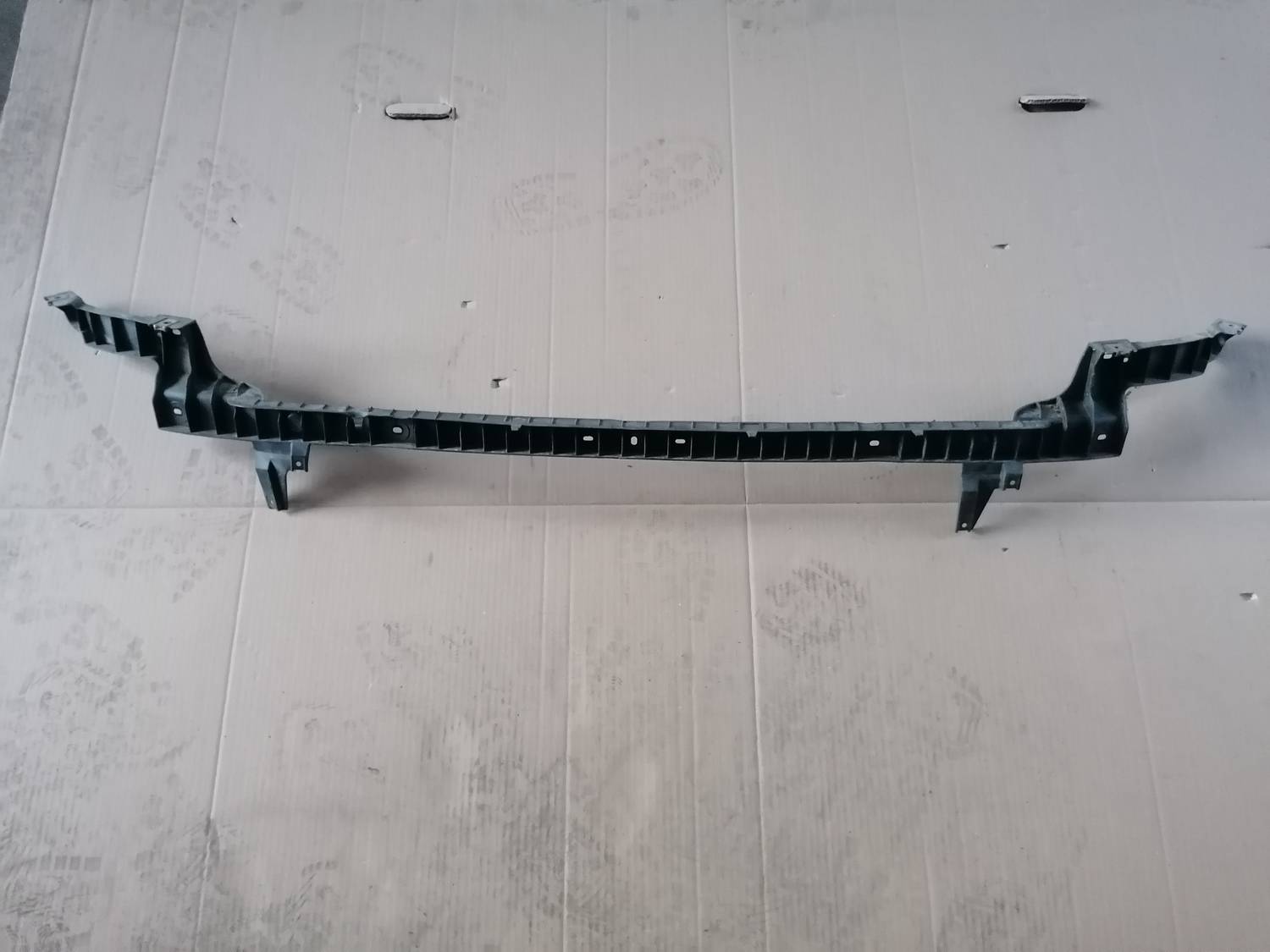 Aizmugurēja bufera kronšteins priekš VW PHAETON 2003 1 Aizmugurēja bufera kronšteins priekš VW PHAETON 2003