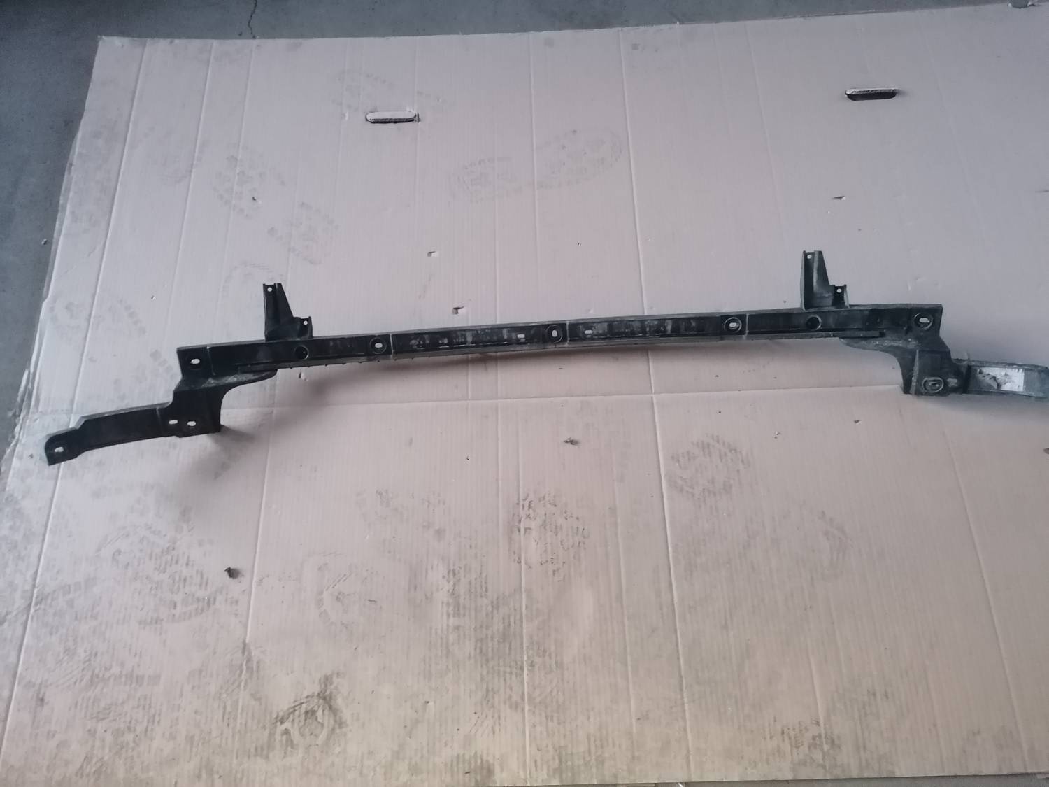 Aizmugurēja bufera kronšteins priekš VW PHAETON 2003 2 Aizmugurēja bufera kronšteins priekš VW PHAETON 2003