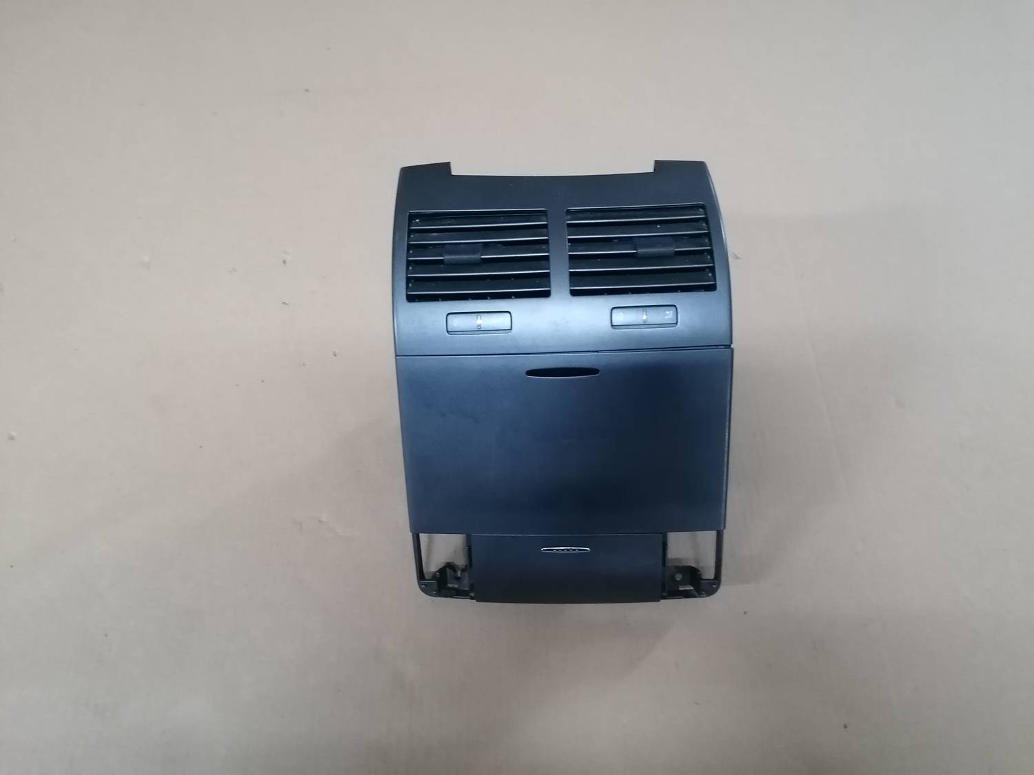 Centrālās konsoles (apdares) aizmugurēja daļa priekš VW PHAETON 2003