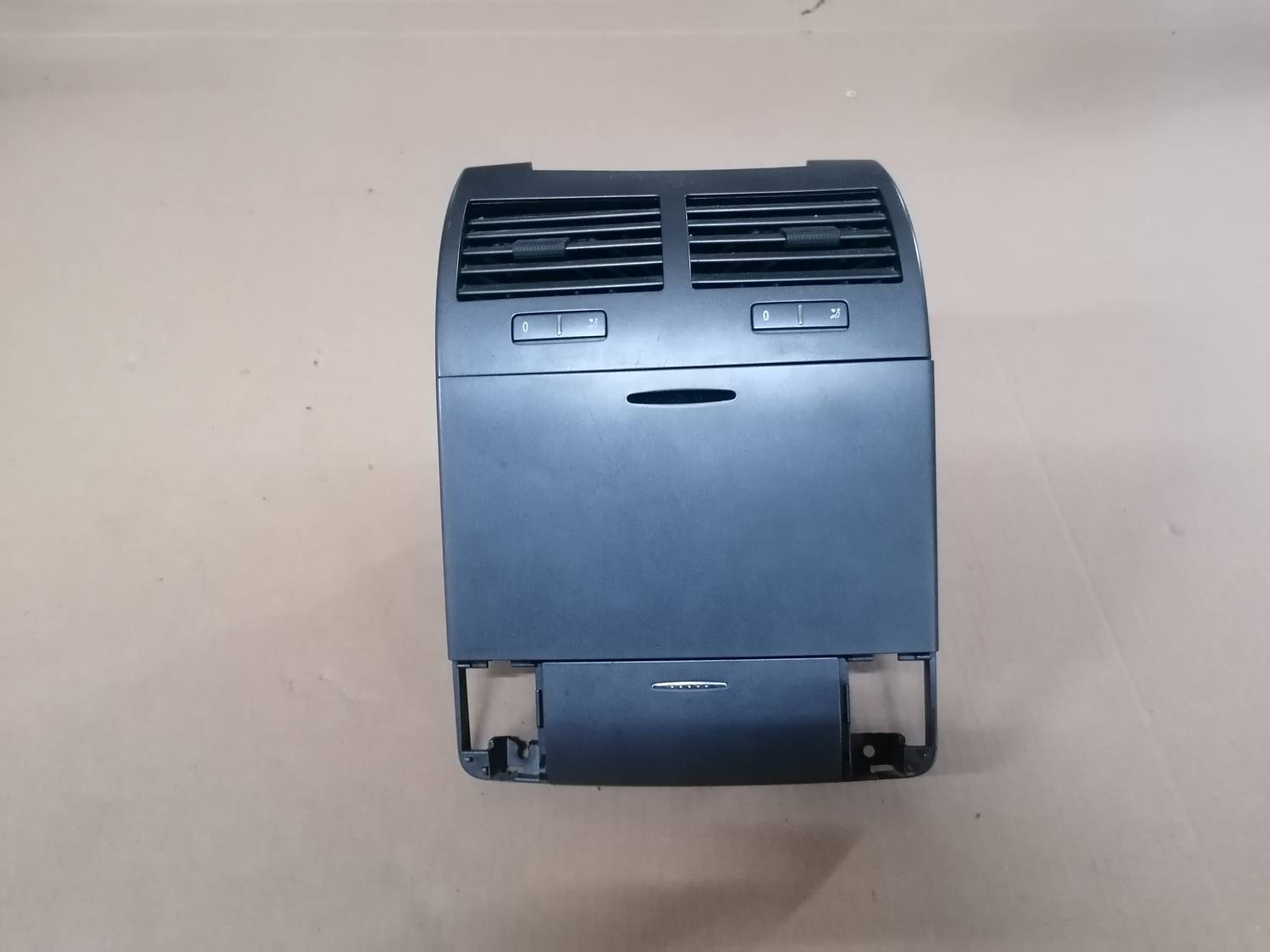 Centrālās konsoles (apdares) aizmugurēja daļa priekš VW PHAETON 2003