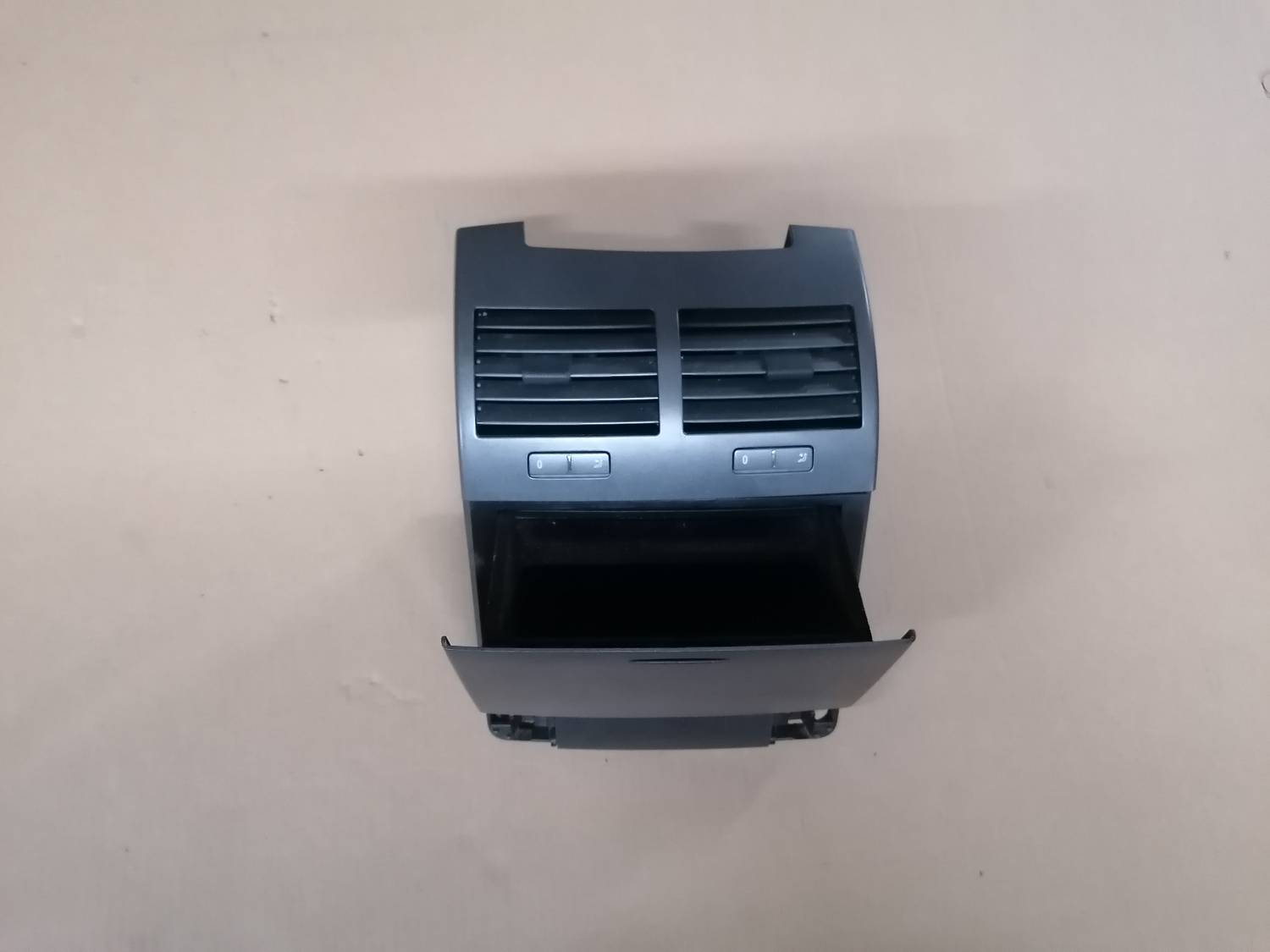 Centrālās konsoles (apdares) aizmugurēja daļa priekš VW PHAETON 2003