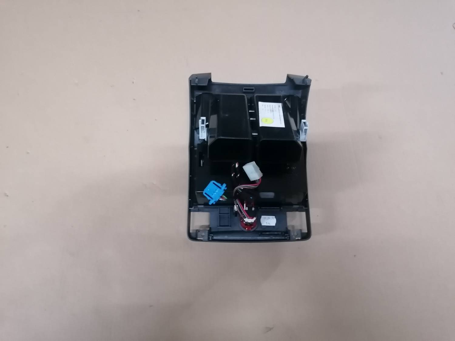 Centrālās konsoles (apdares) aizmugurēja daļa priekš VW PHAETON 2003