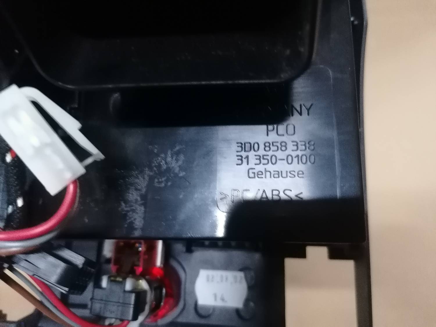 Centrālās konsoles (apdares) aizmugurēja daļa priekš VW PHAETON 2003