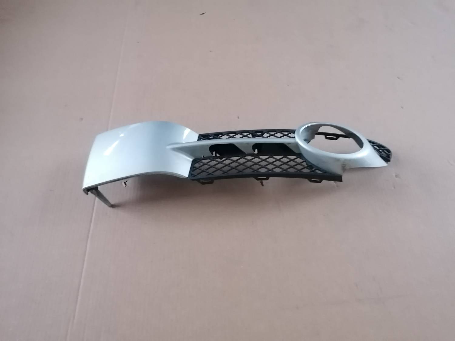 Miglas luktura reste, pa labi priekš VW PHAETON 2003 1 Miglas luktura reste, pa labi priekš VW PHAETON 2003