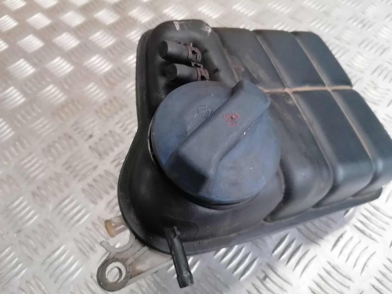 Dzesēšanas šķidruma tvertne priekš VW PHAETON 2003 2 Dzesēšanas šķidruma tvertne priekš VW PHAETON 2003