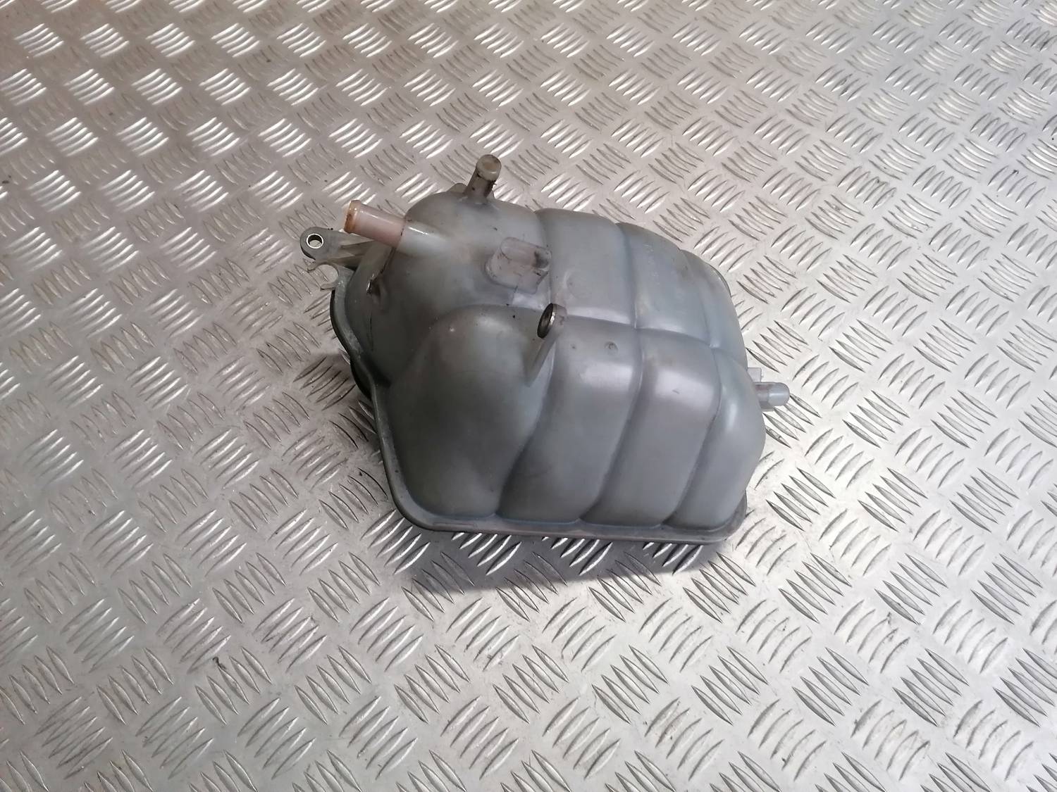 Dzesēšanas šķidruma tvertne priekš VW PHAETON 2003 3 Dzesēšanas šķidruma tvertne priekš VW PHAETON 2003